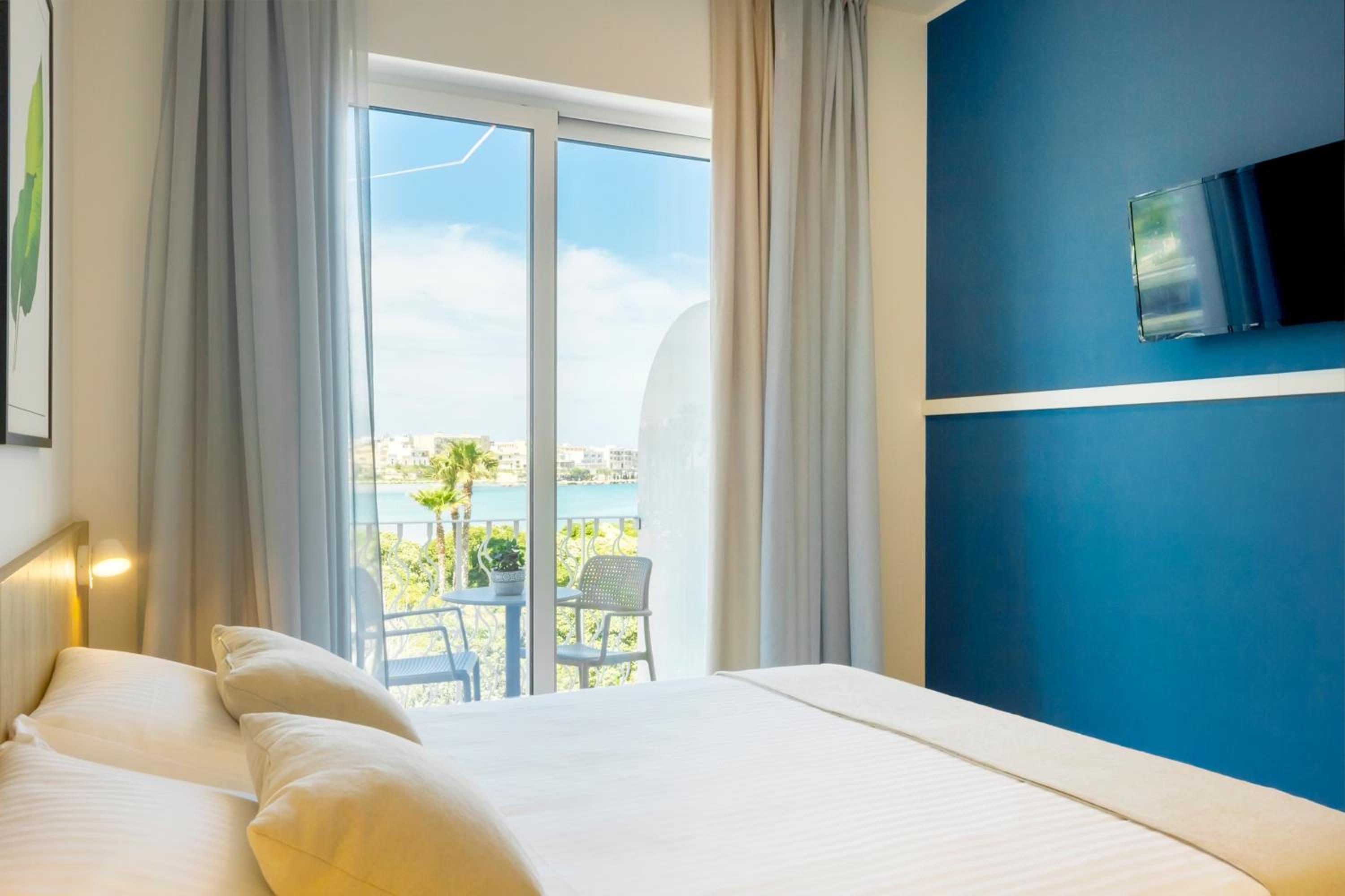 Deluxe Double Room with Balcony and Sea View photo 1