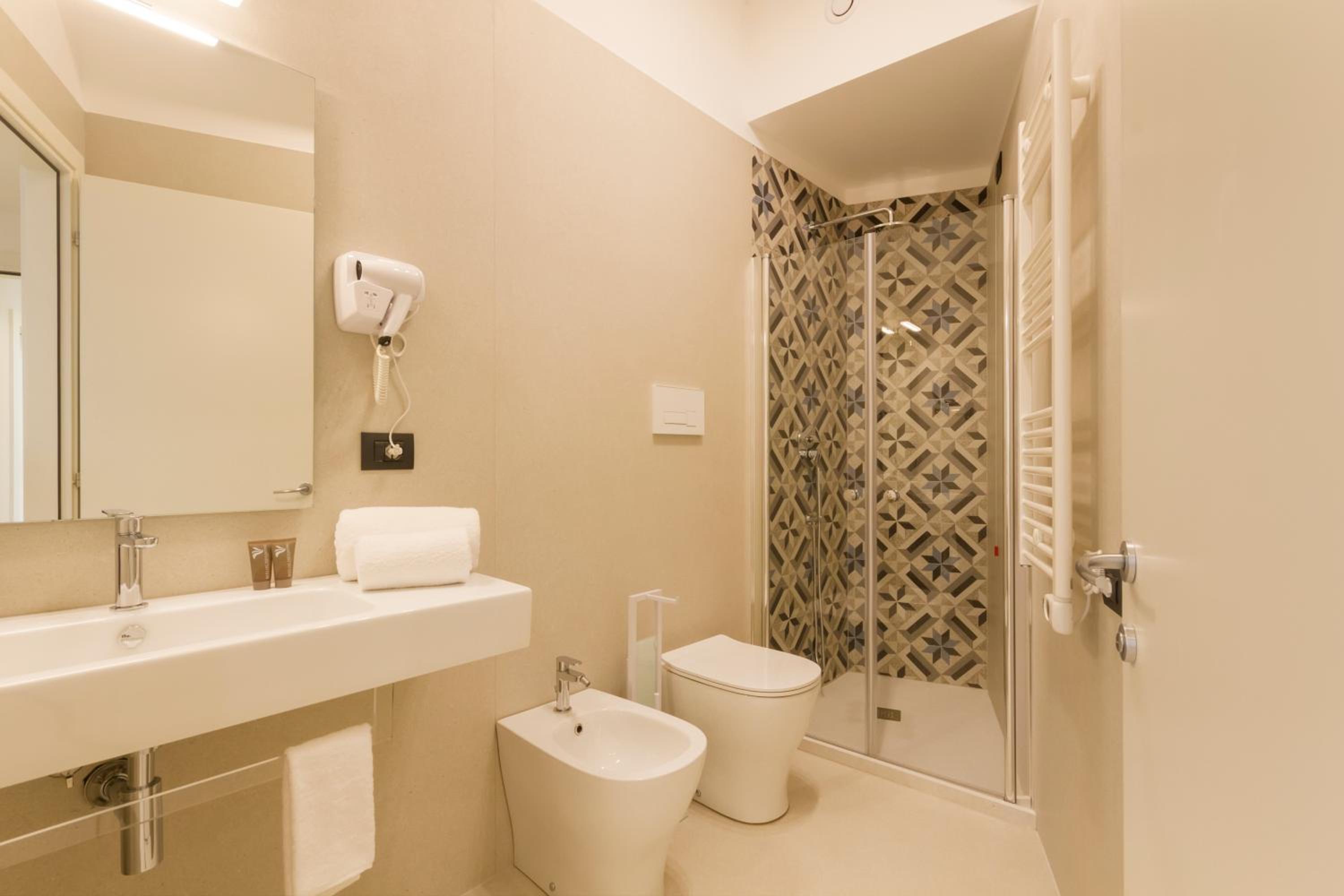 Economy Triple Room photo 2