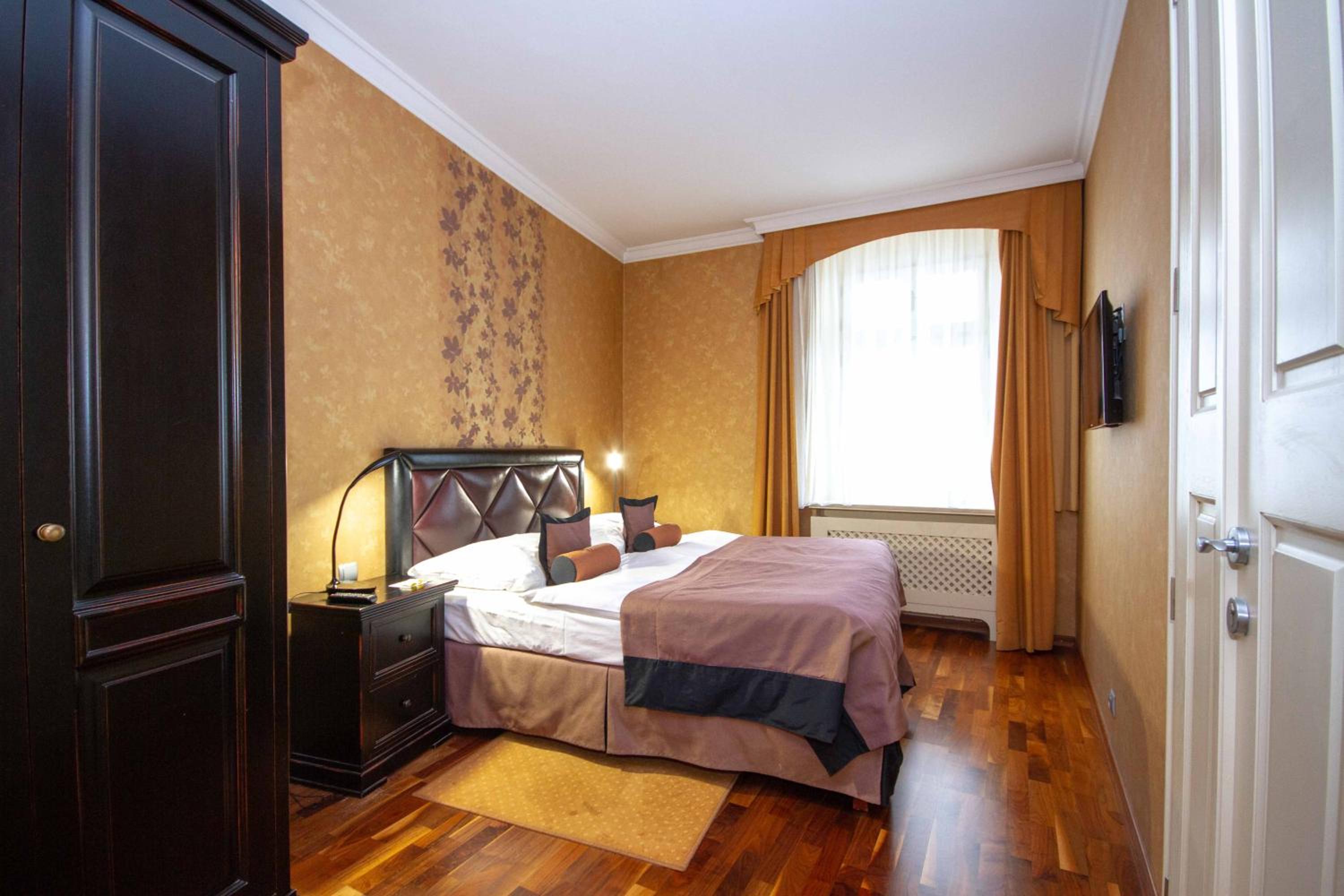 One-Bedroom Apartment - Photo 8