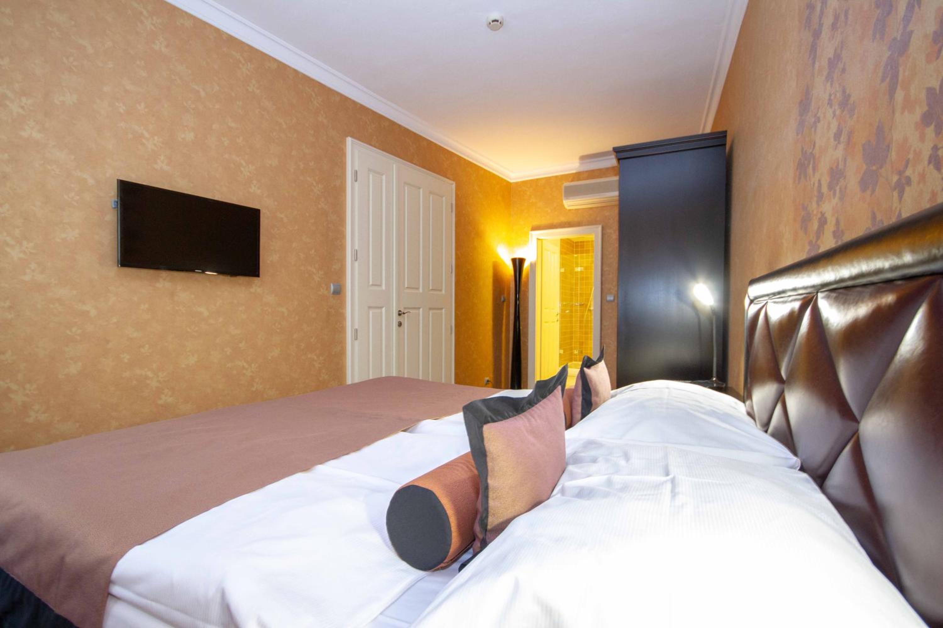 Double or Twin Room - Photo 4