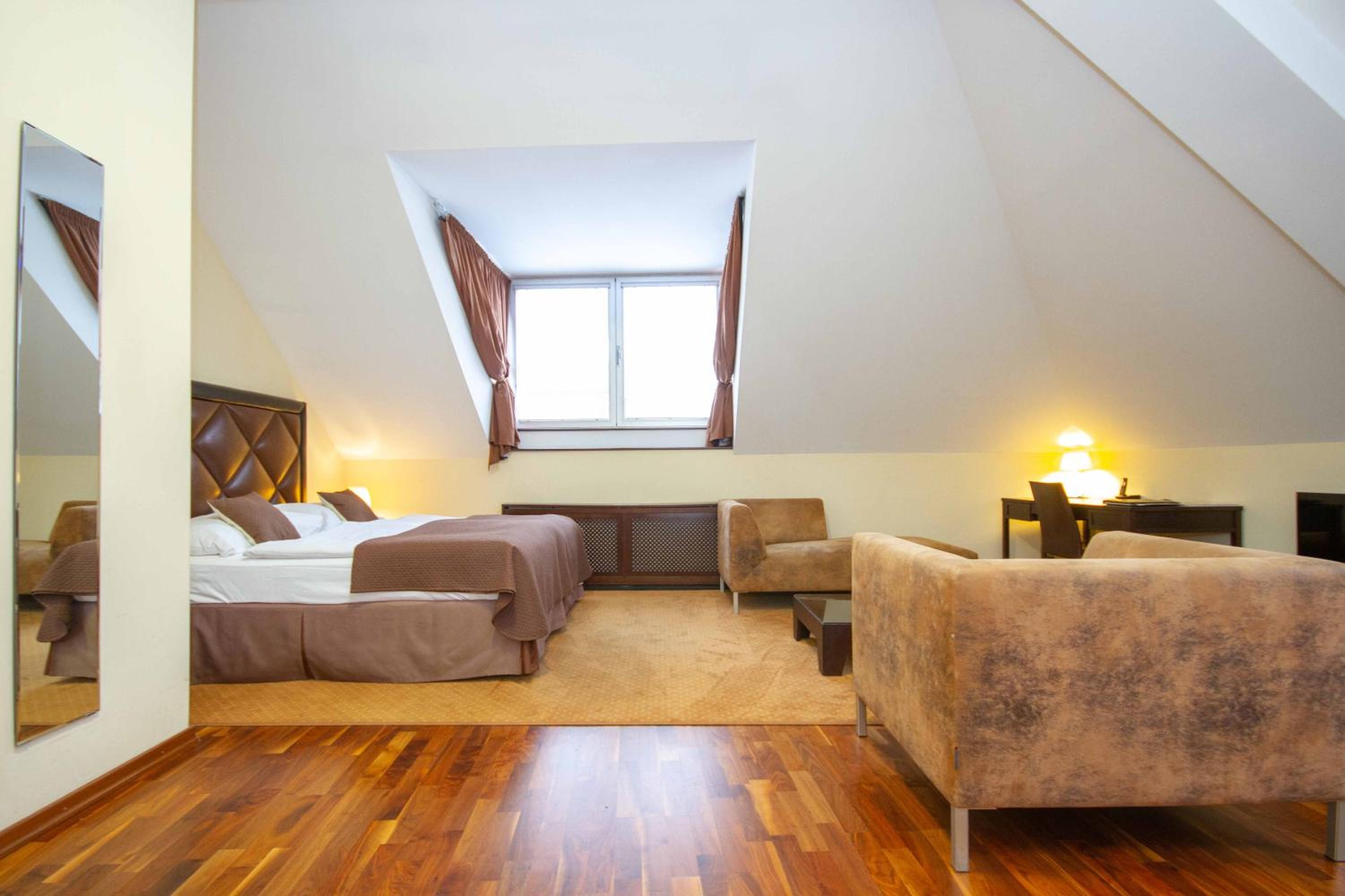 One-Bedroom Apartment - Photo 7