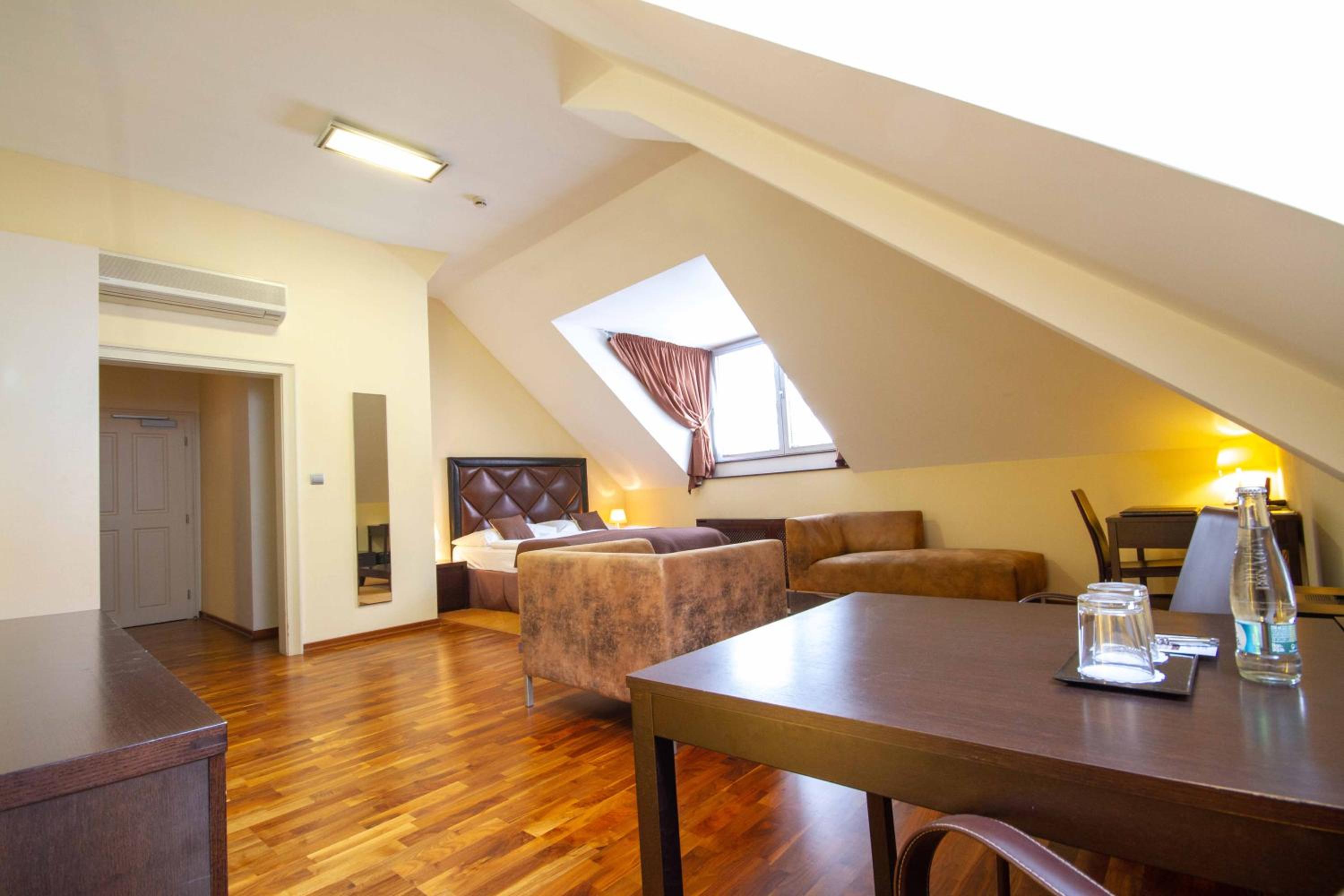One-Bedroom Apartment - Photo 11