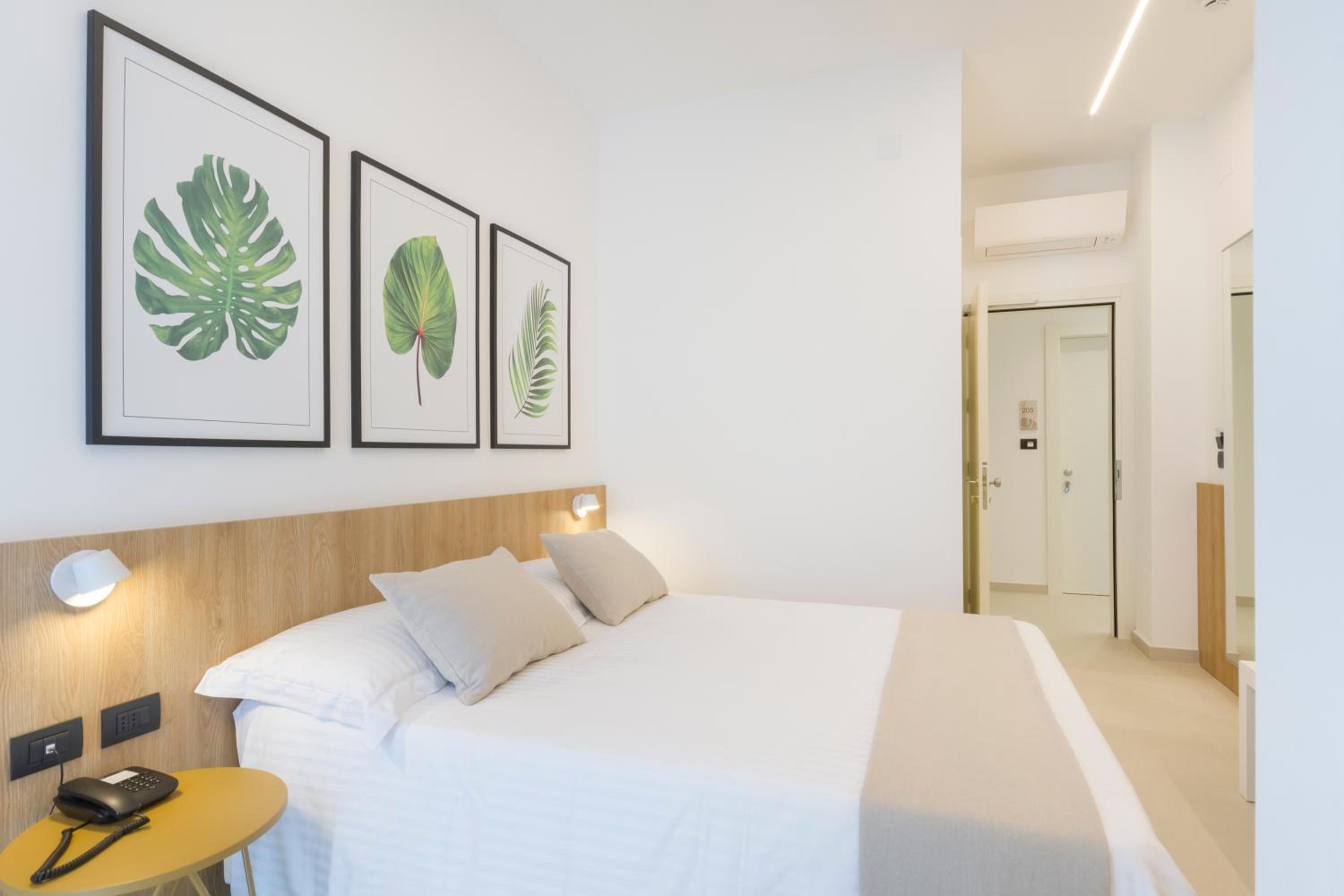 Standard Double or Twin Room with Sea View - Photo 5