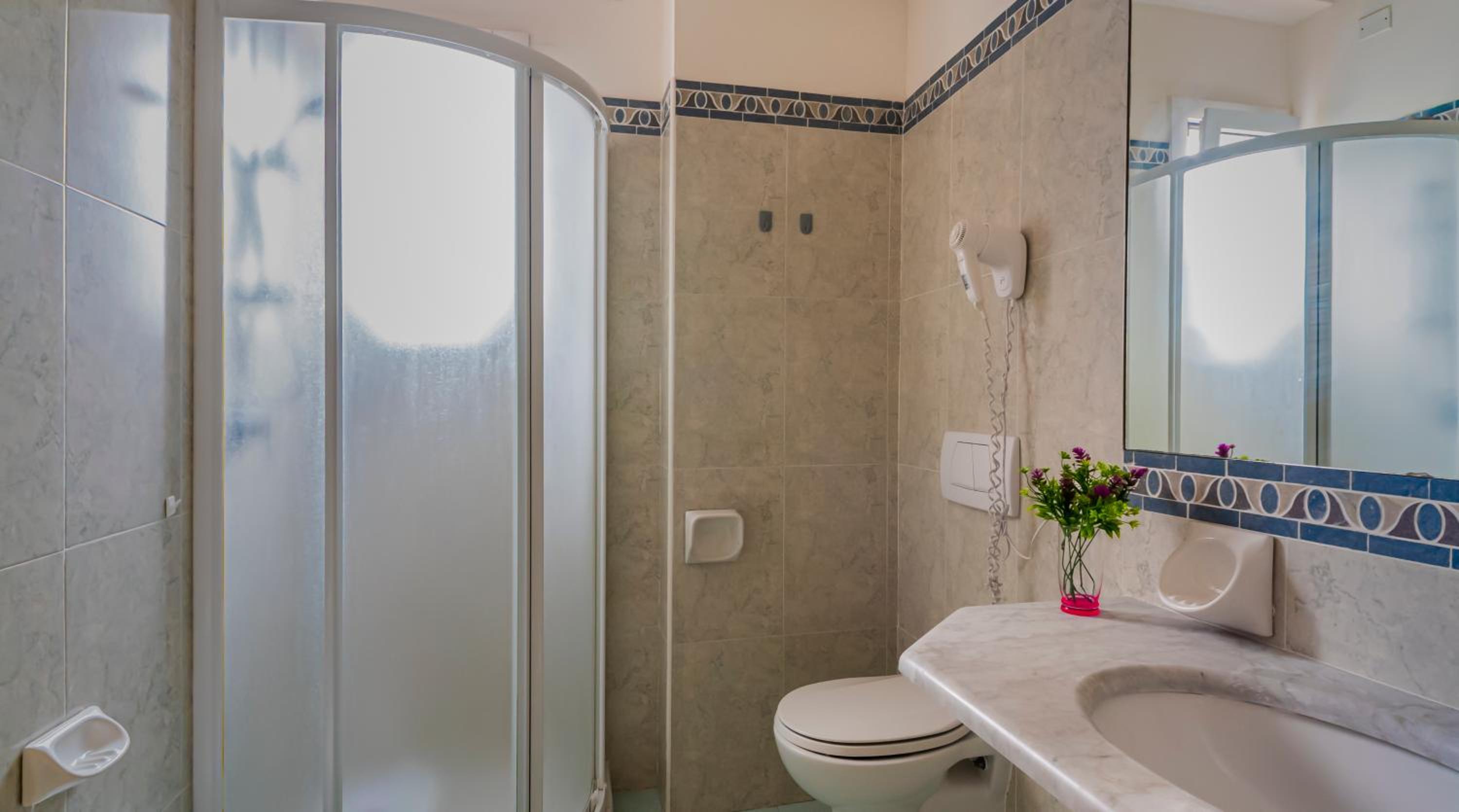 Standard Double or Twin Room with Balcony - Photo 4