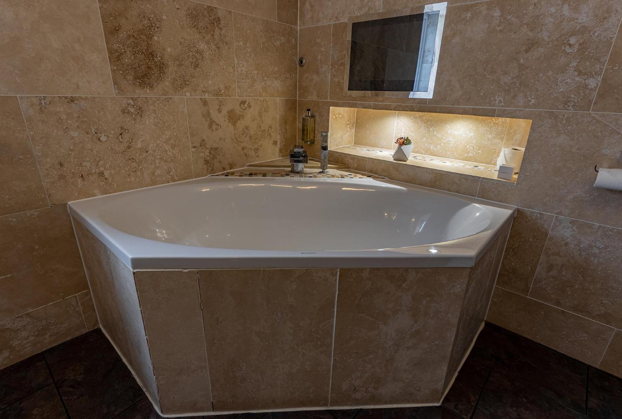 Deluxe Suite with Four Poster Bed - Photo 6