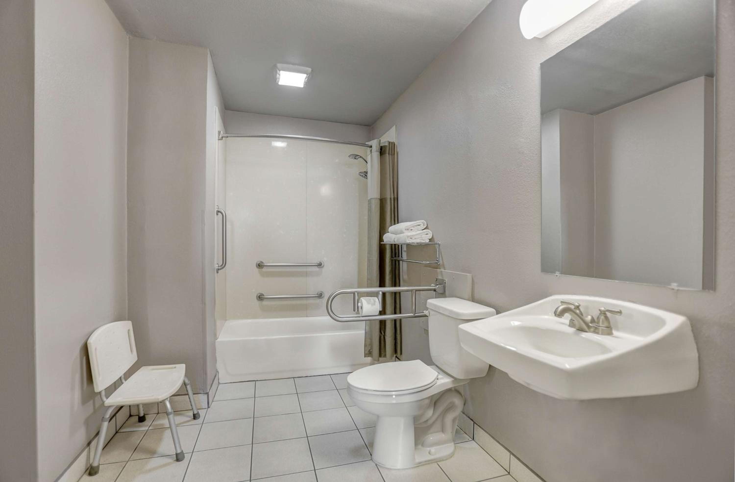 Queen Room with Two Queen Beds - Disability Access - Non-Smoking - Photo 5
