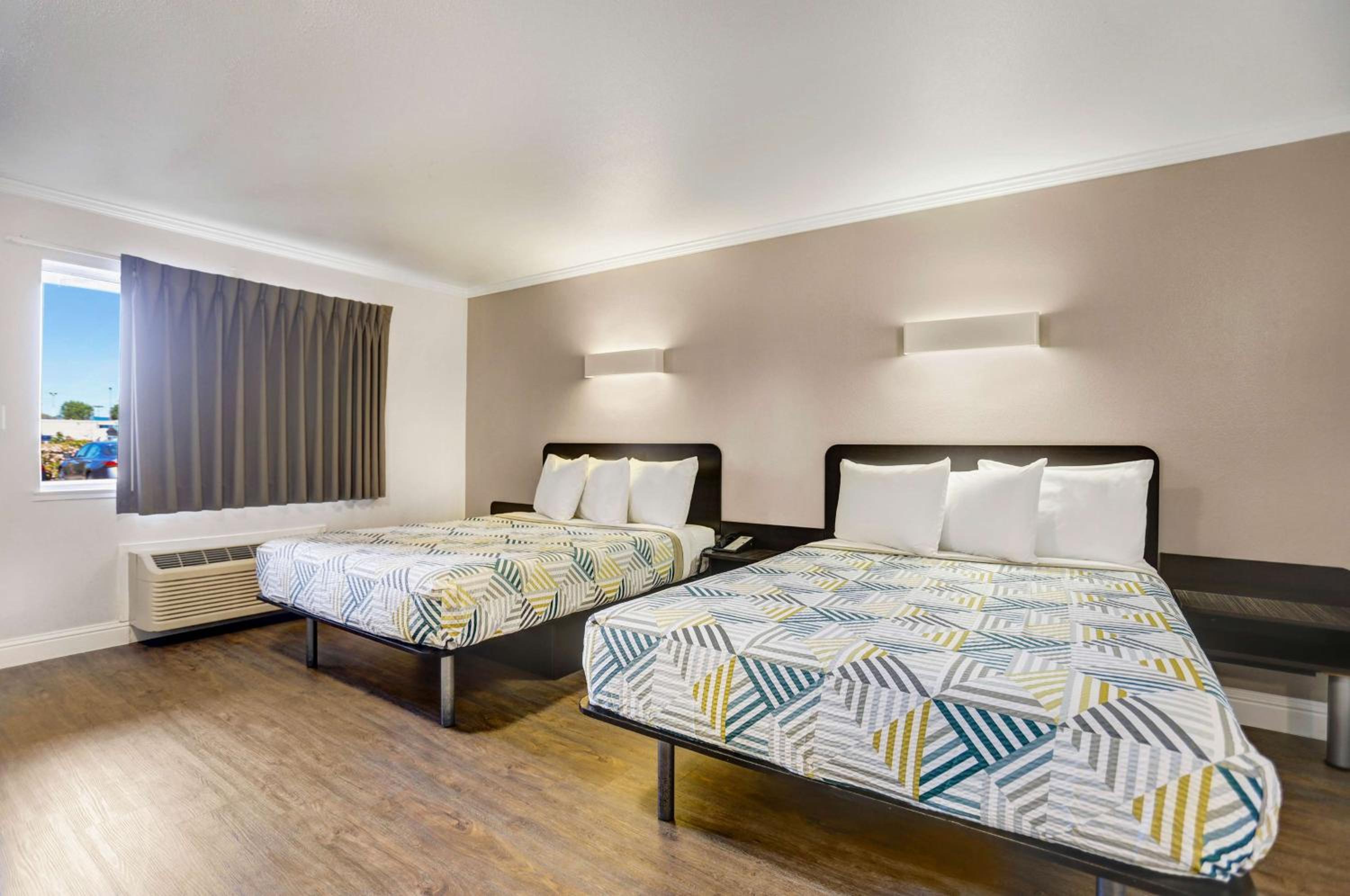 Queen Room with Two Queen Beds - Non-Smoking - Photo 2
