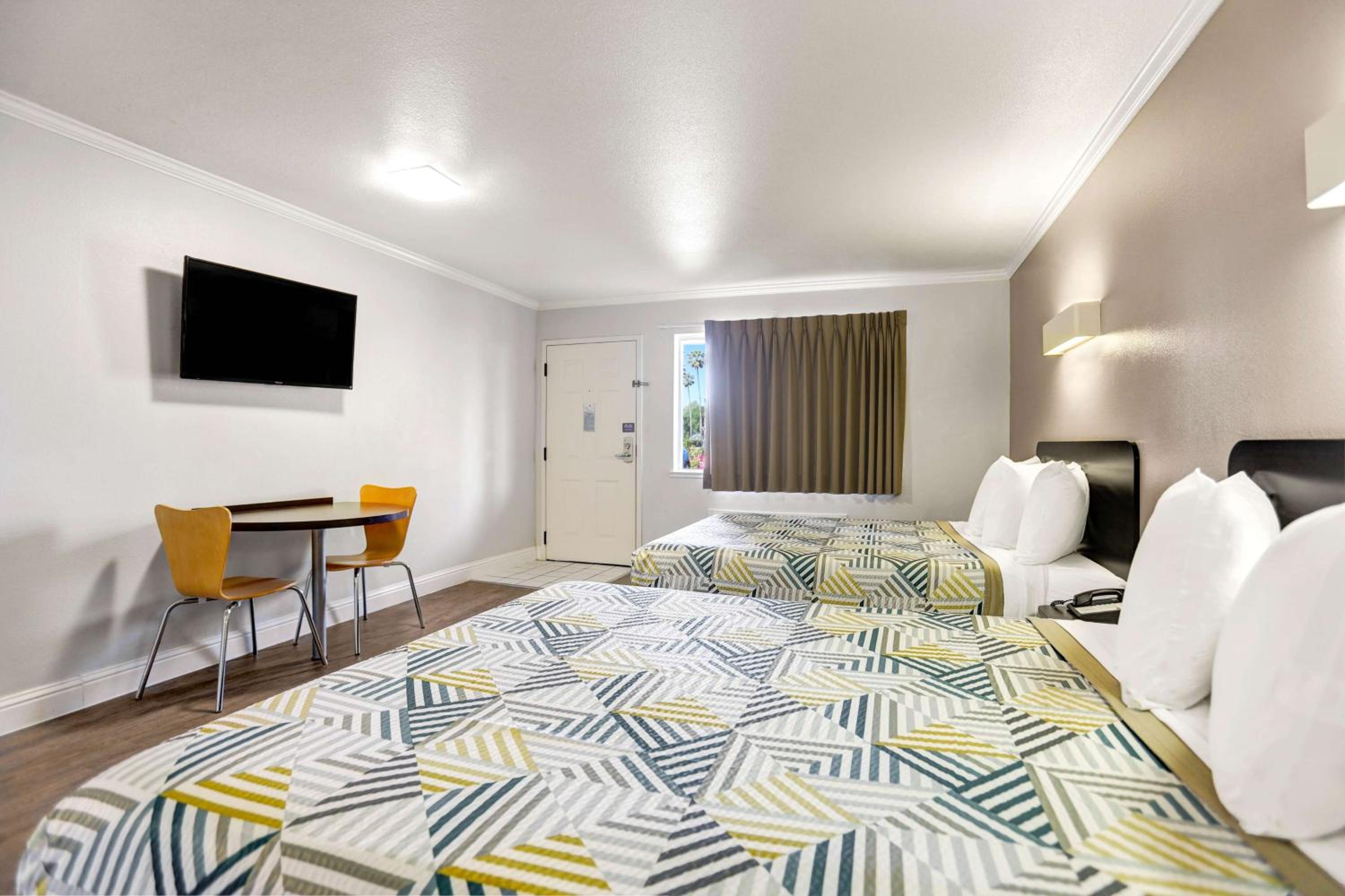 Queen Room with Two Queen Beds - Non-Smoking - Photo 1