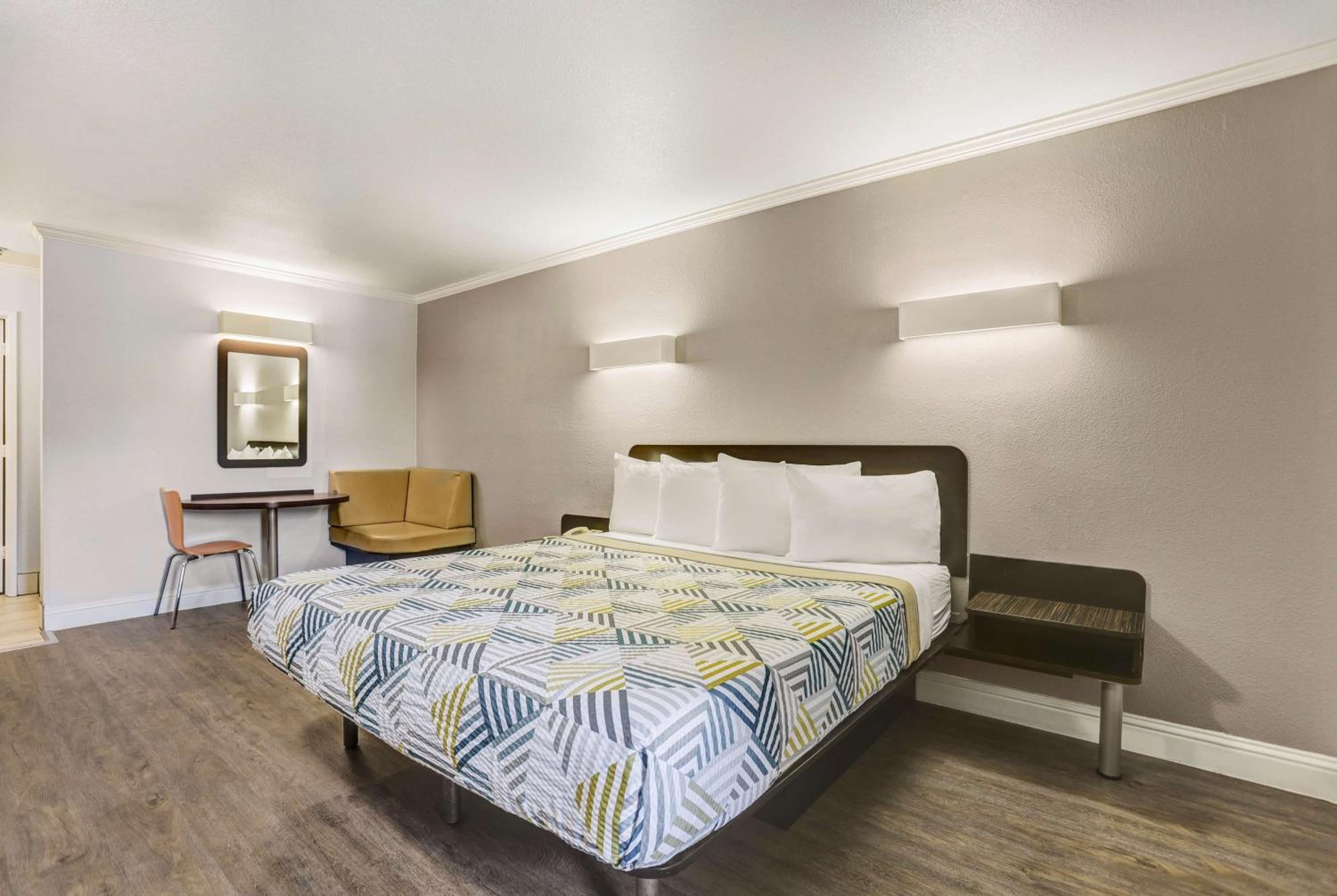 King Room - Non-Smoking - Photo 10