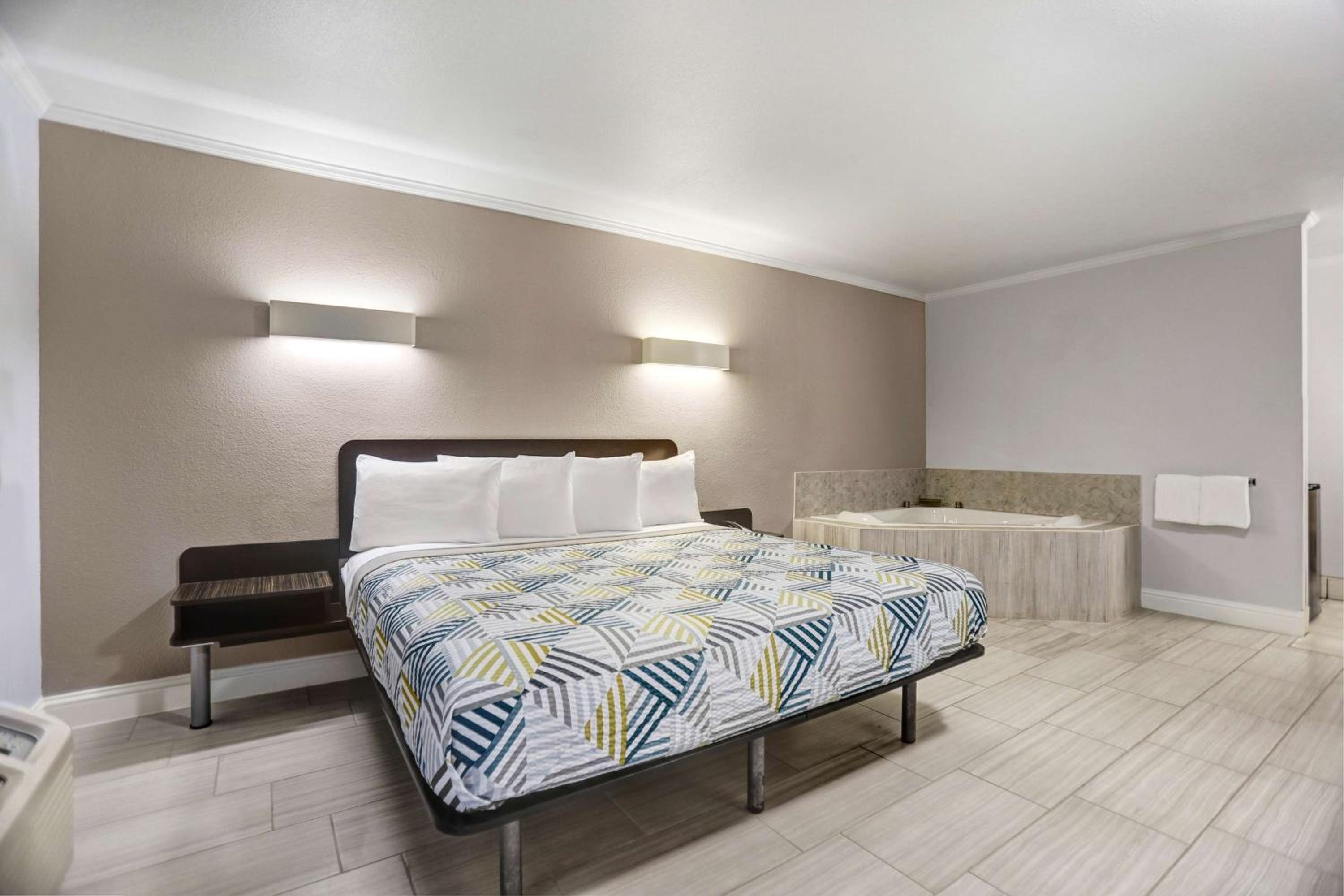 King Room with Spa Bath - Non-Smoking - Photo 1