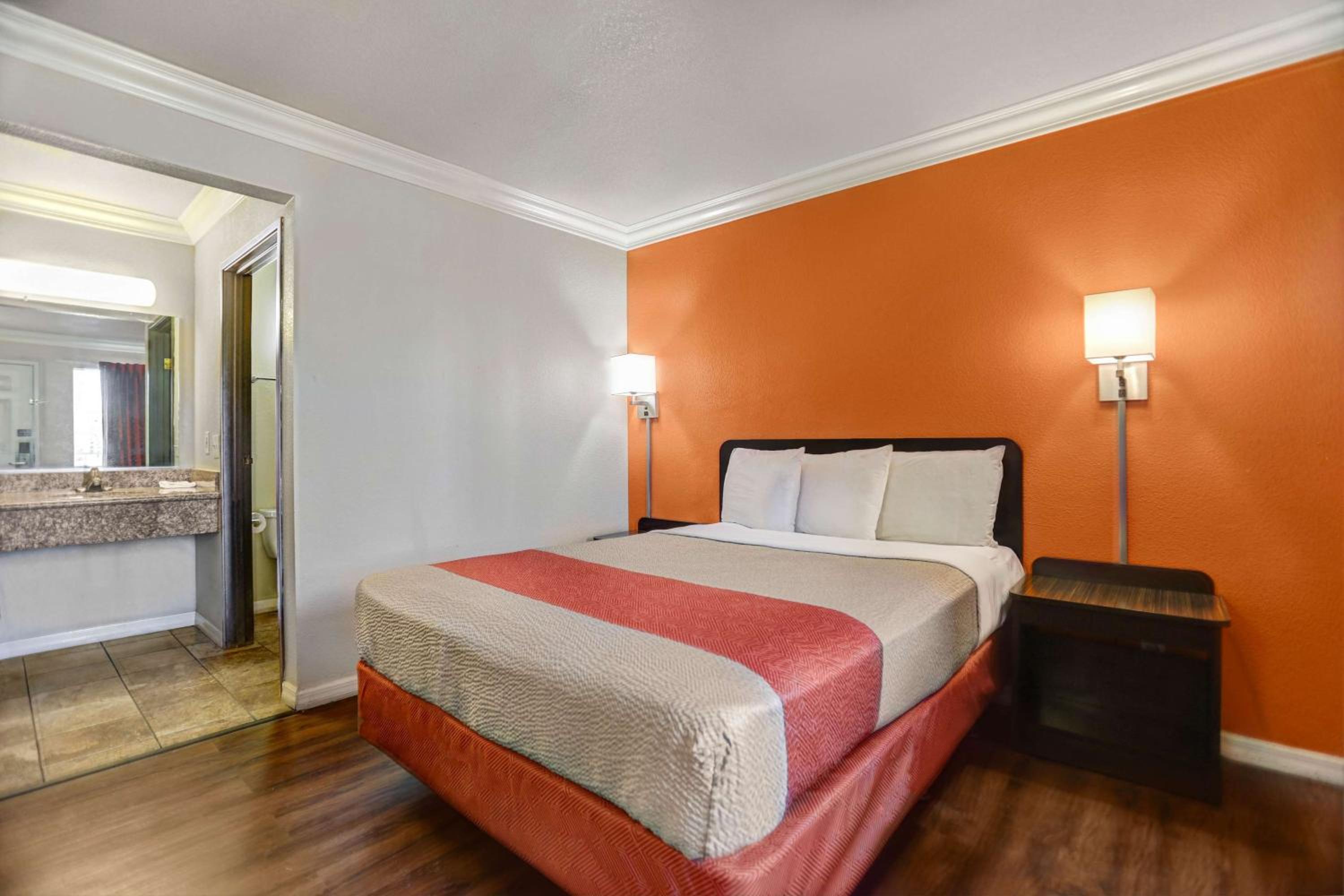 Deluxe Queen Room - Non-Smoking - Photo 1