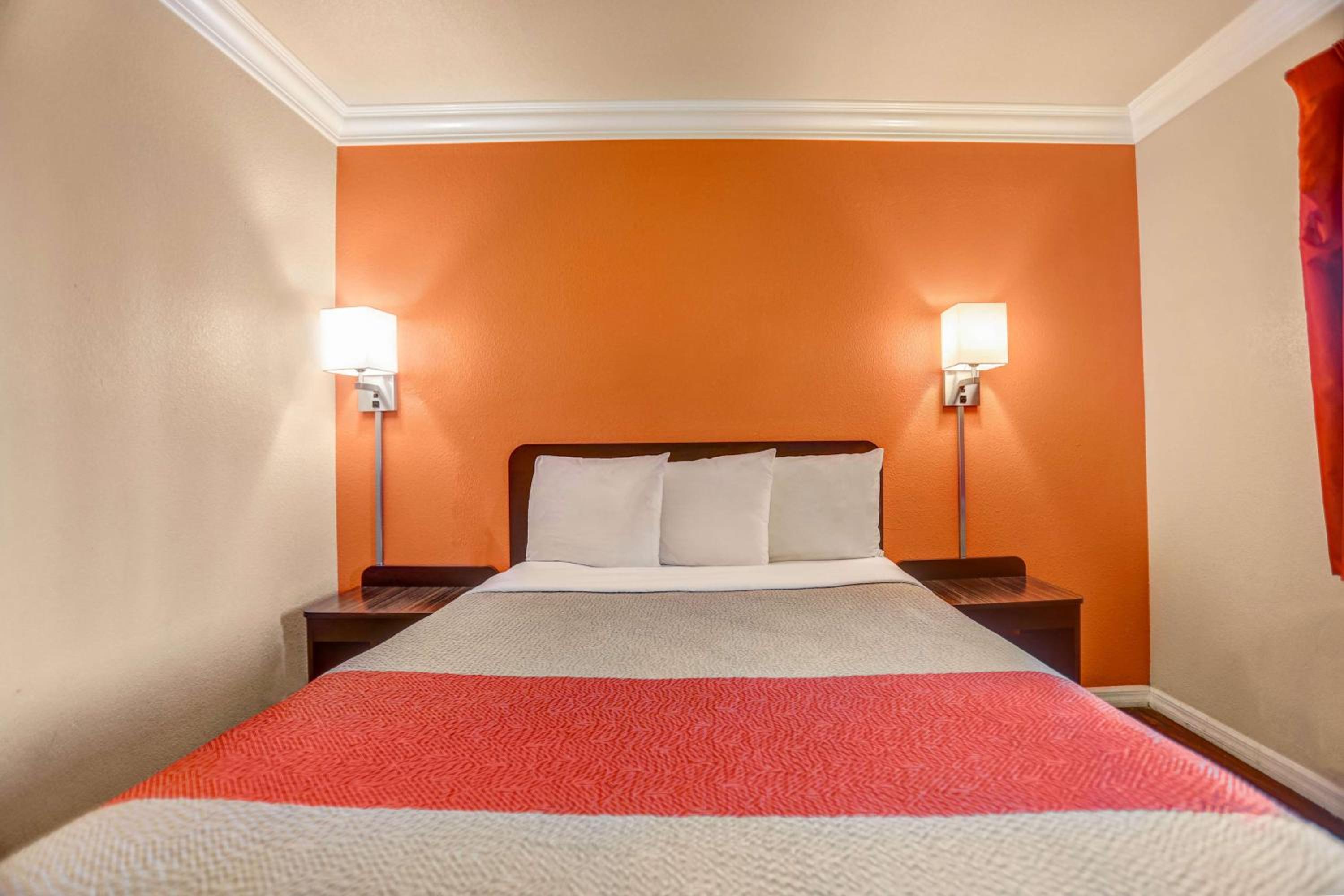 Deluxe Queen Room - Non-Smoking - Photo 3