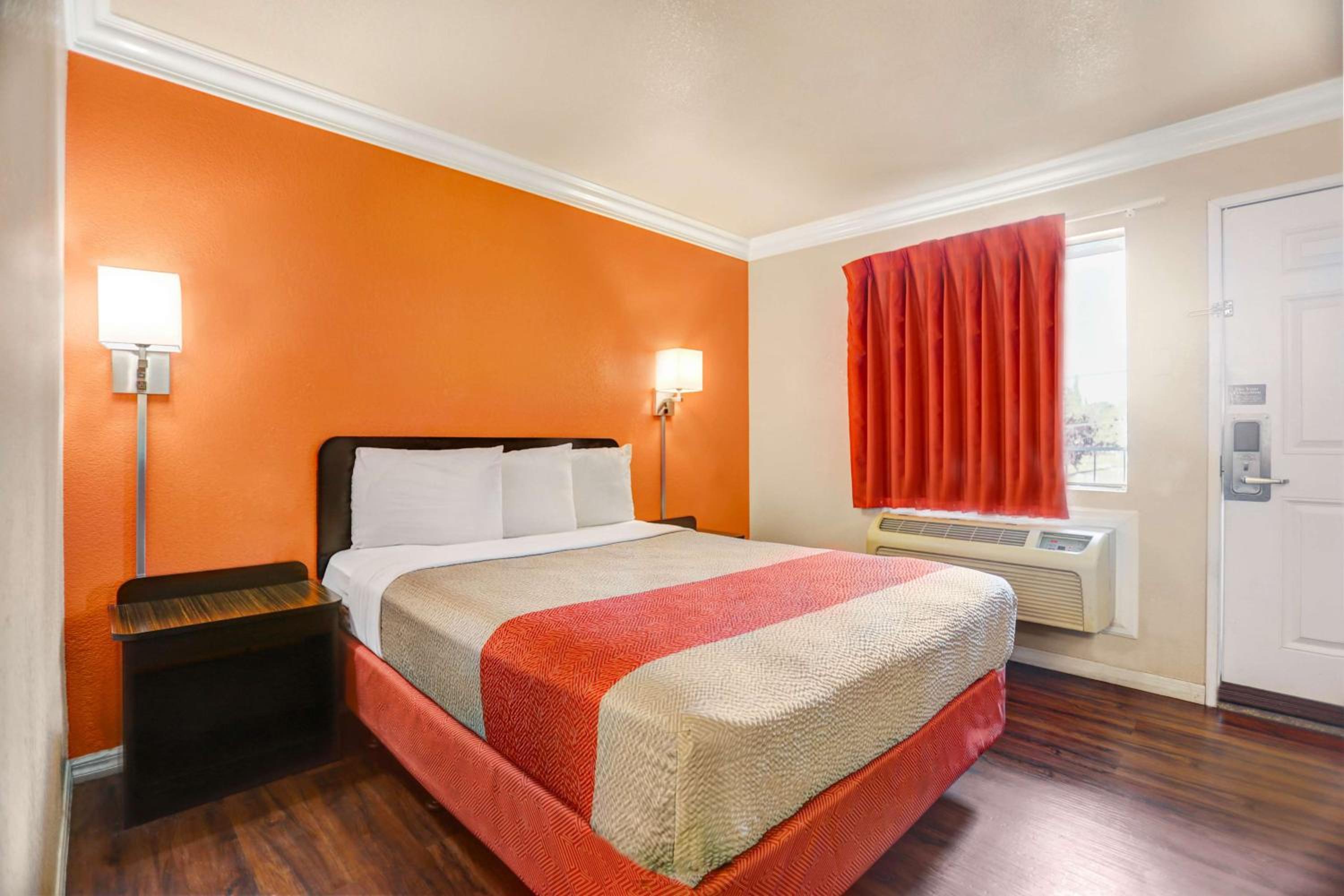 Deluxe Queen Room - Non-Smoking - Photo 4