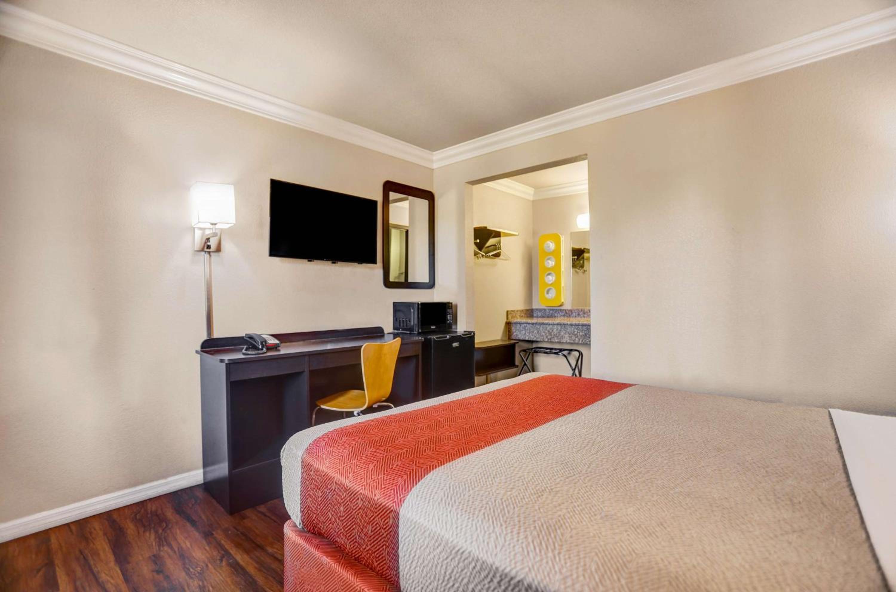 Deluxe Queen Room - Non-Smoking - Photo 5