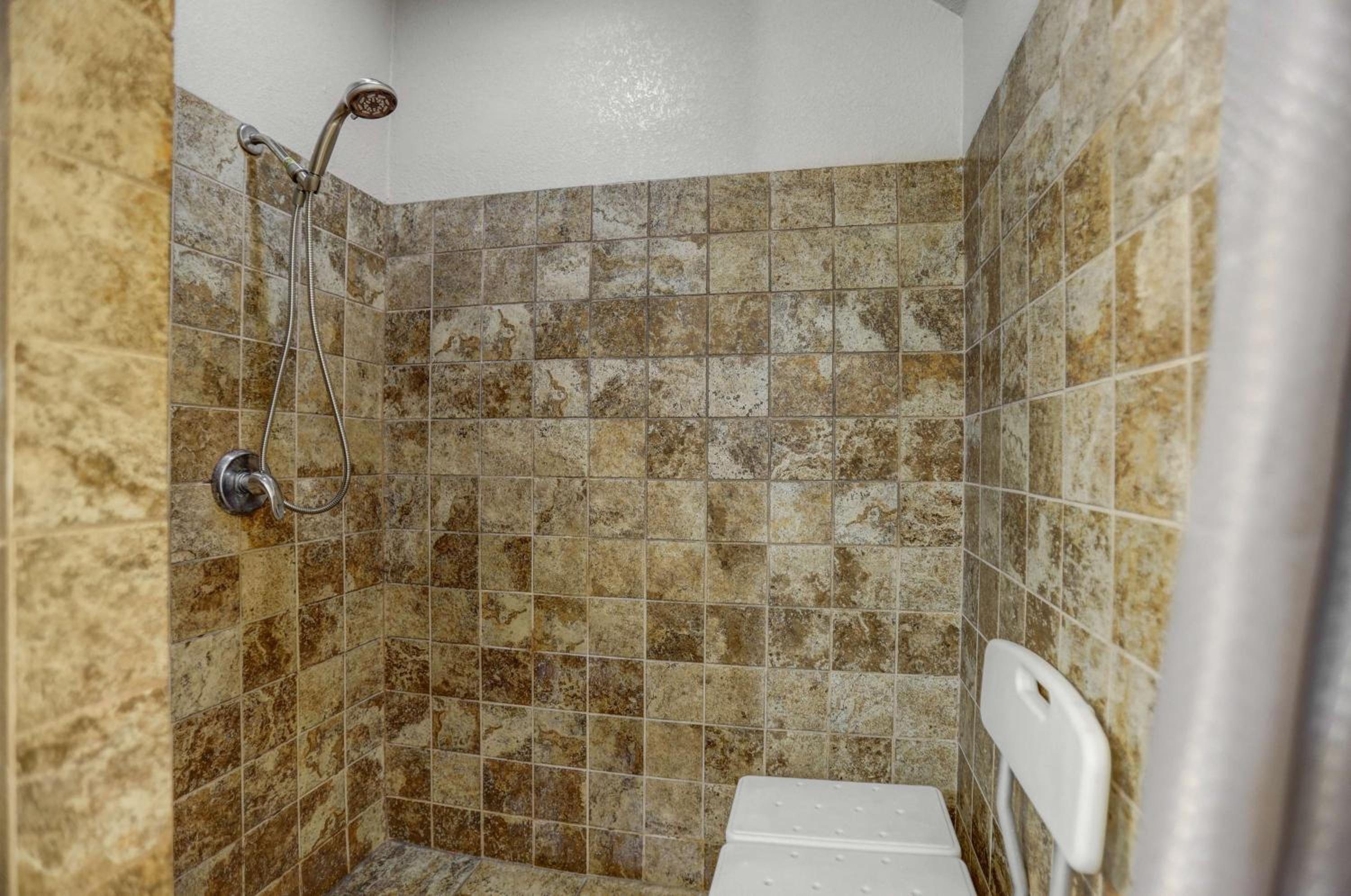 Queen Room - Disability Access - Roll in Shower photo 3