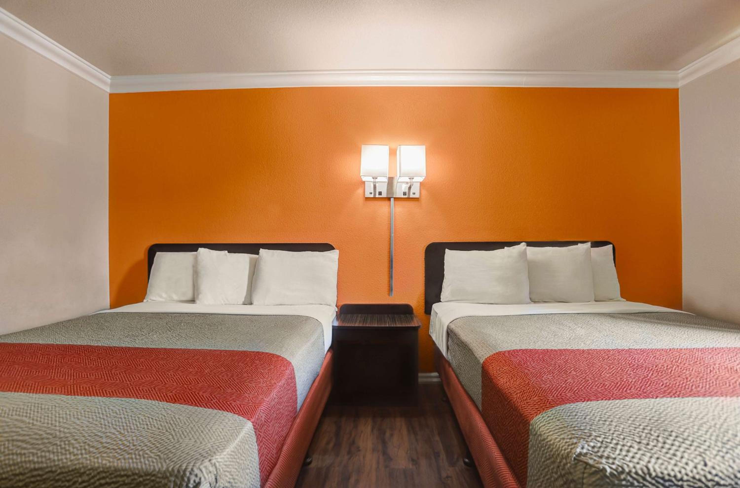 Deluxe Queen Room with Two Queen Beds - Non-Smoking - Photo 3