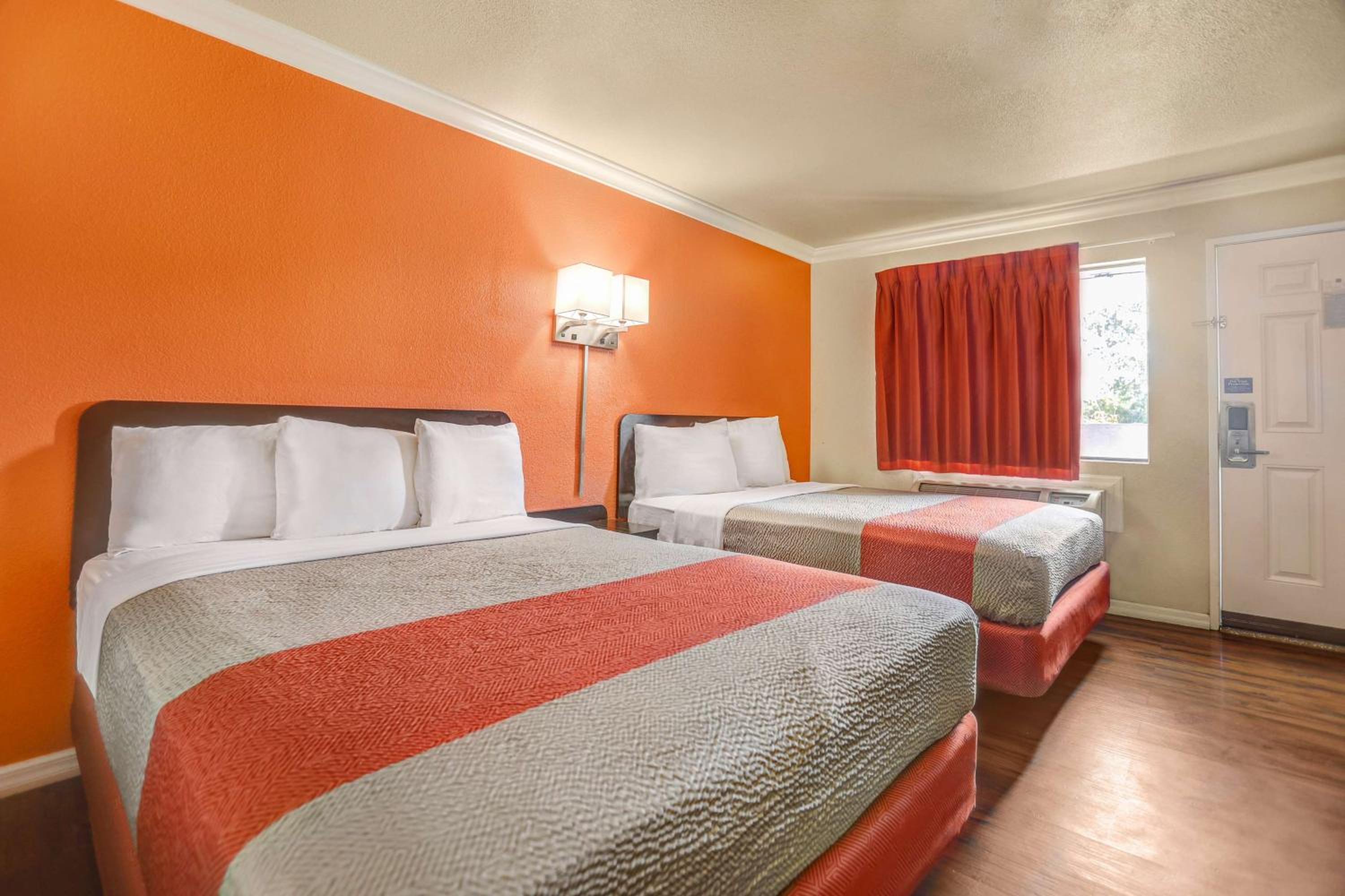Deluxe Queen Room with Two Queen Beds - Non-Smoking - Photo 2