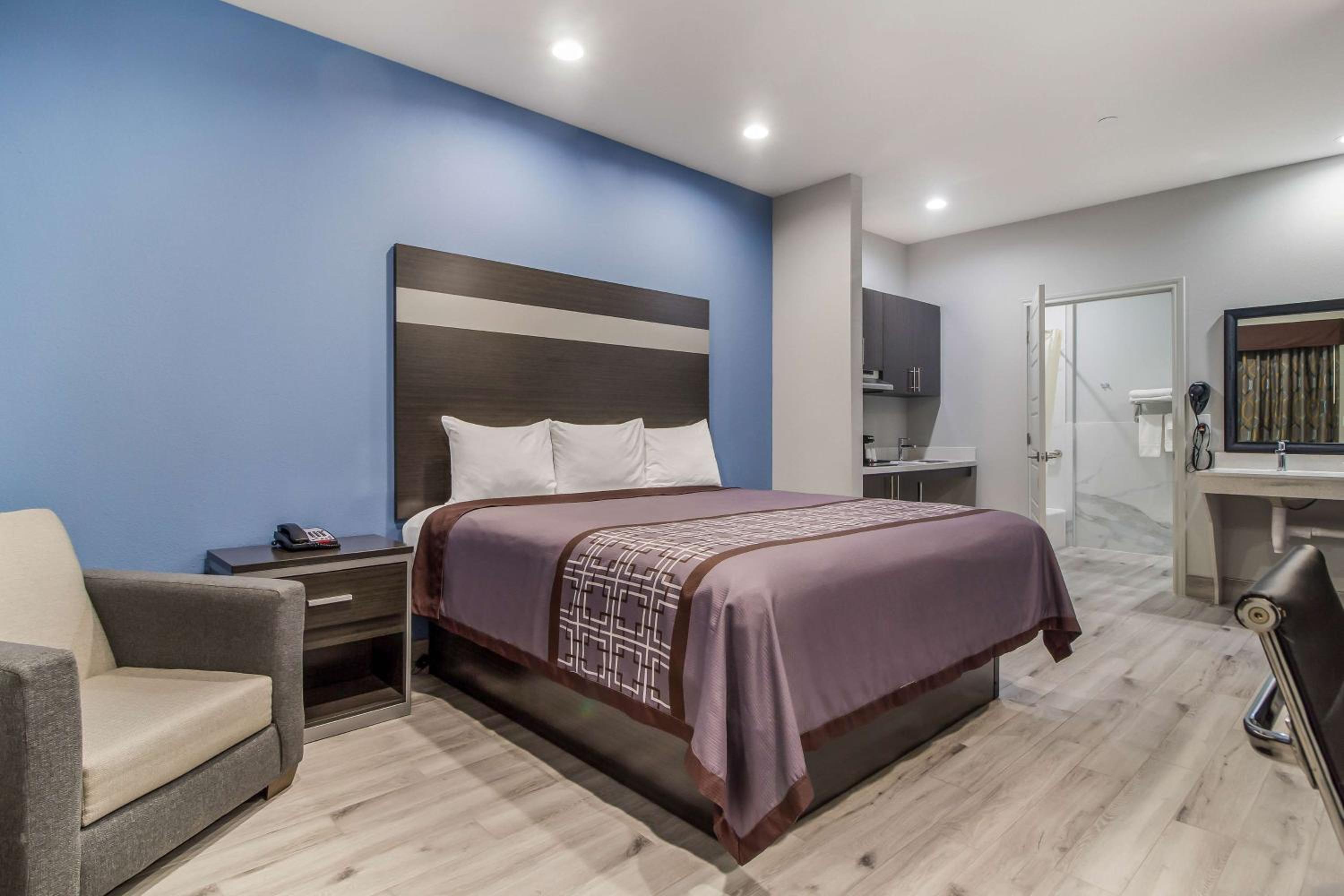 King Room - Disability Access - Non-Smoking - Photo 3