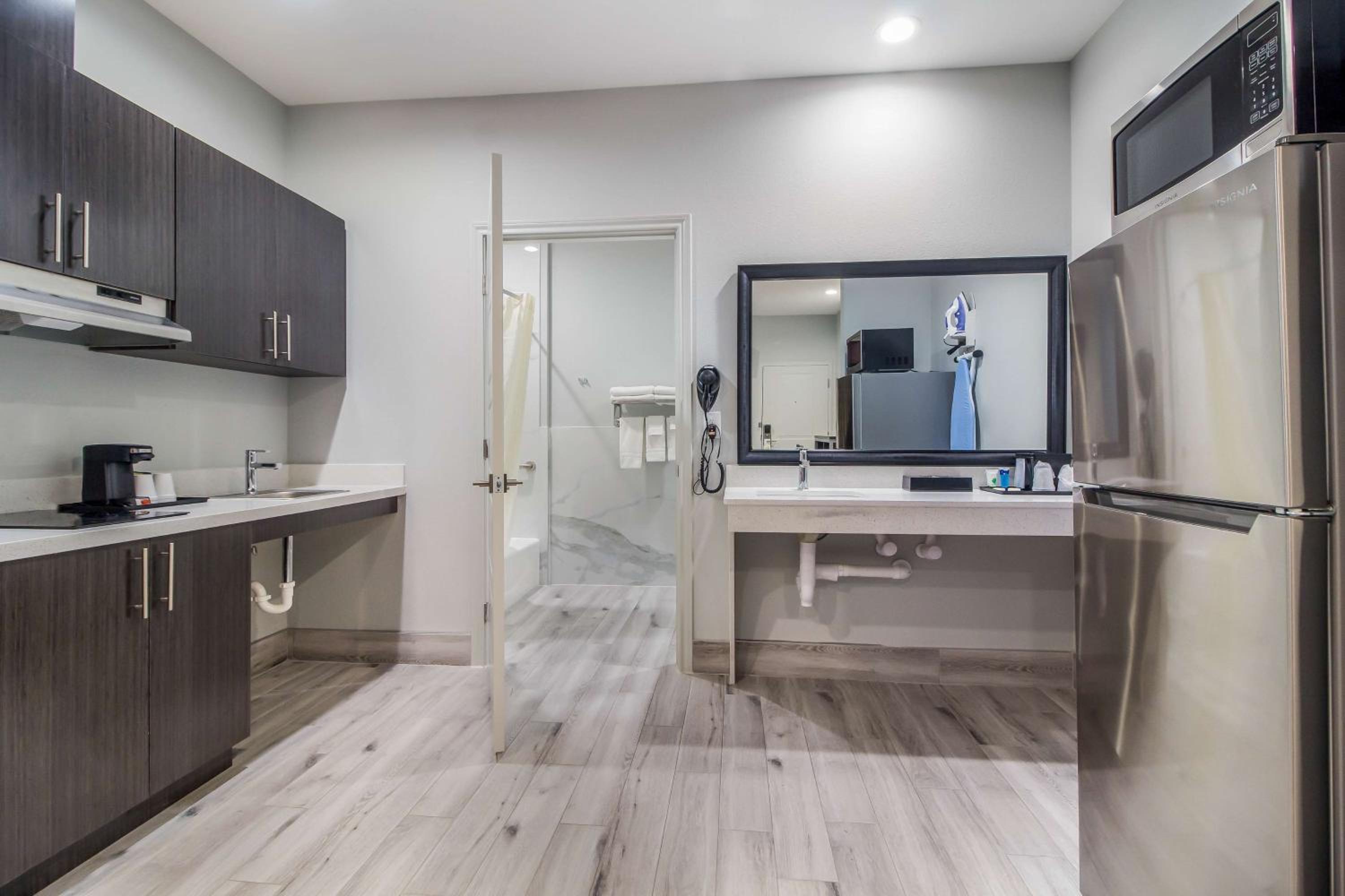King Room - Disability Access - Non-Smoking - Photo 12