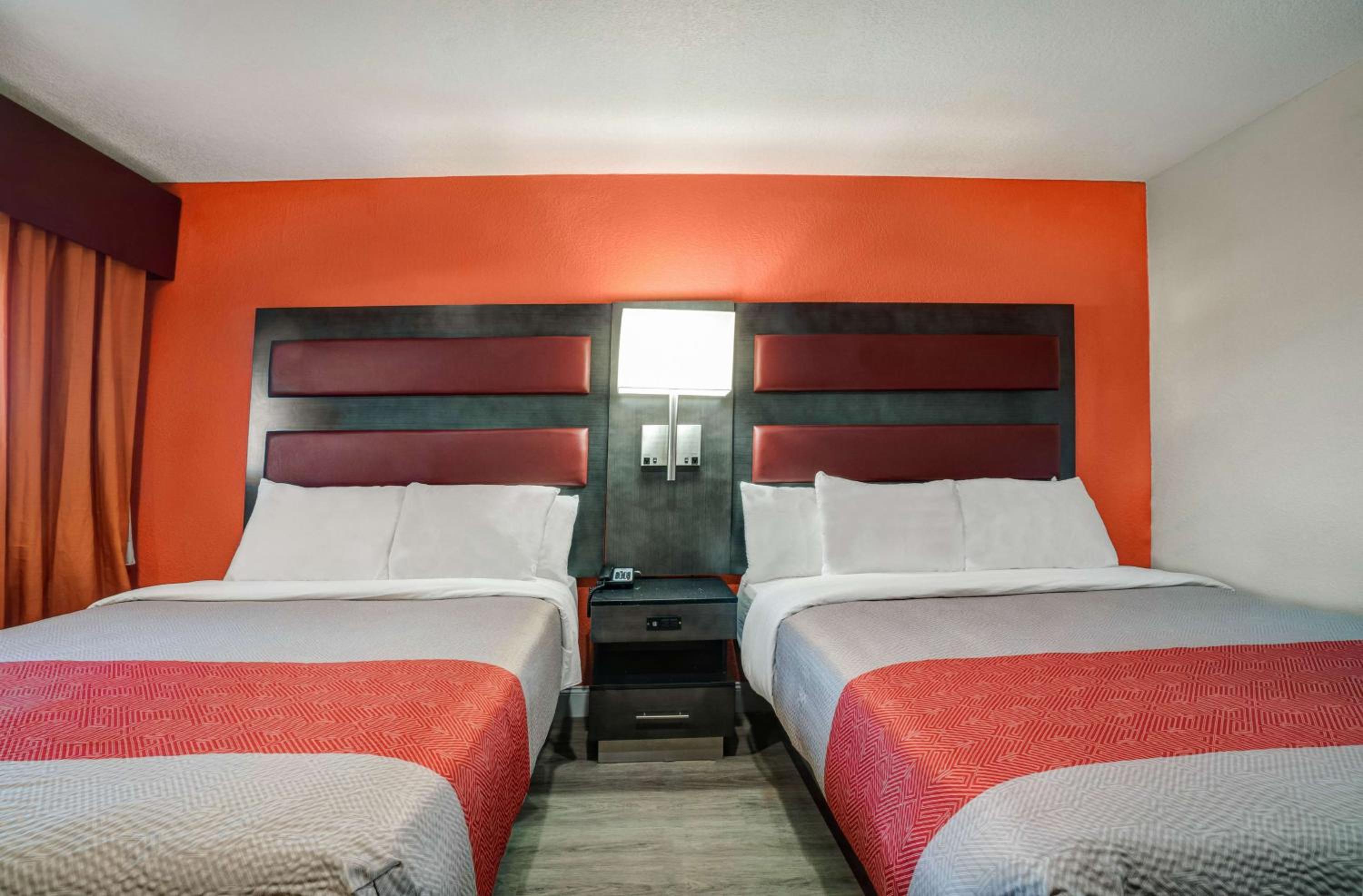 Queen Room with Two Queen Beds - Non-Smoking - Photo 13