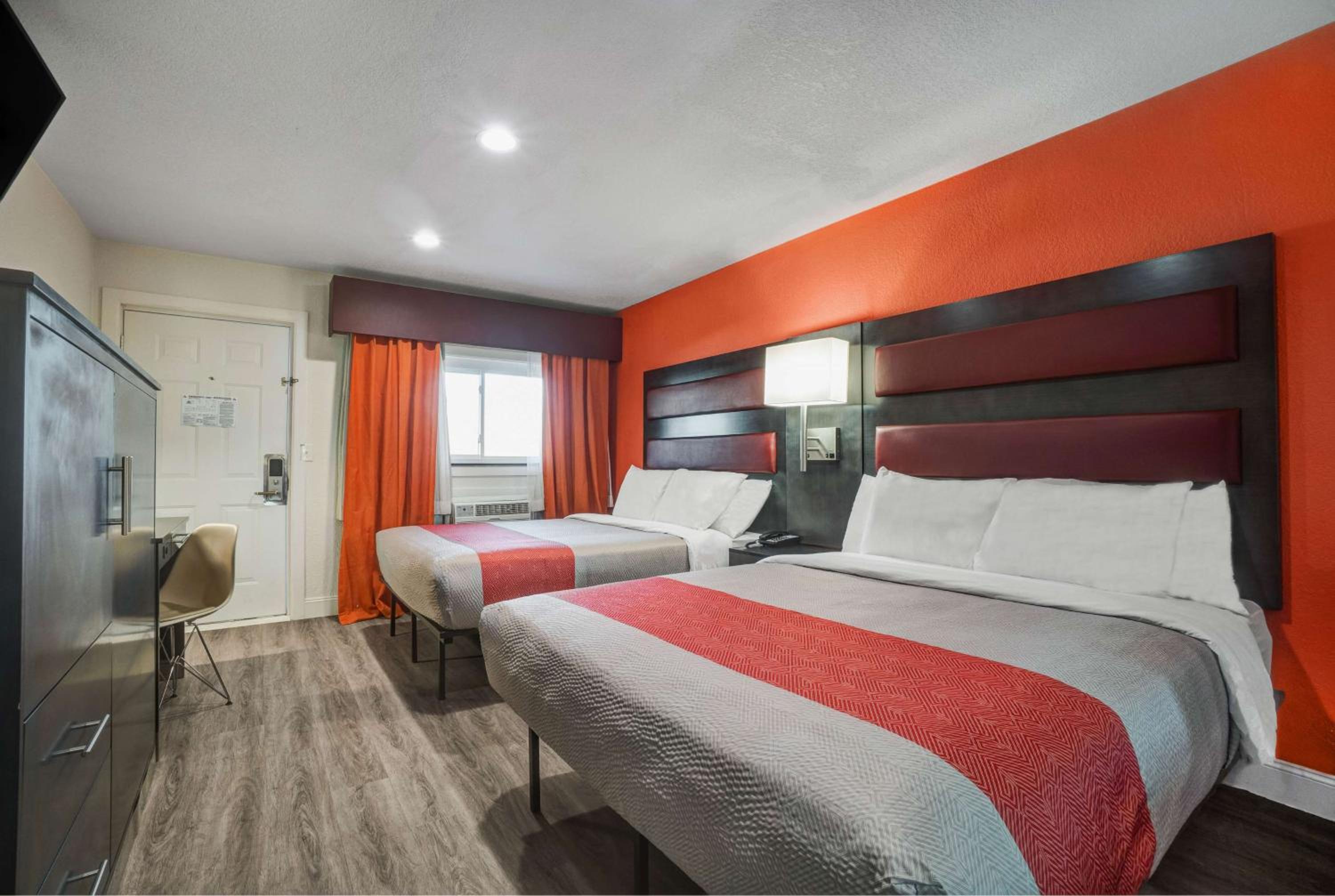 Queen Room with Two Queen Beds - Non-Smoking - Photo 2