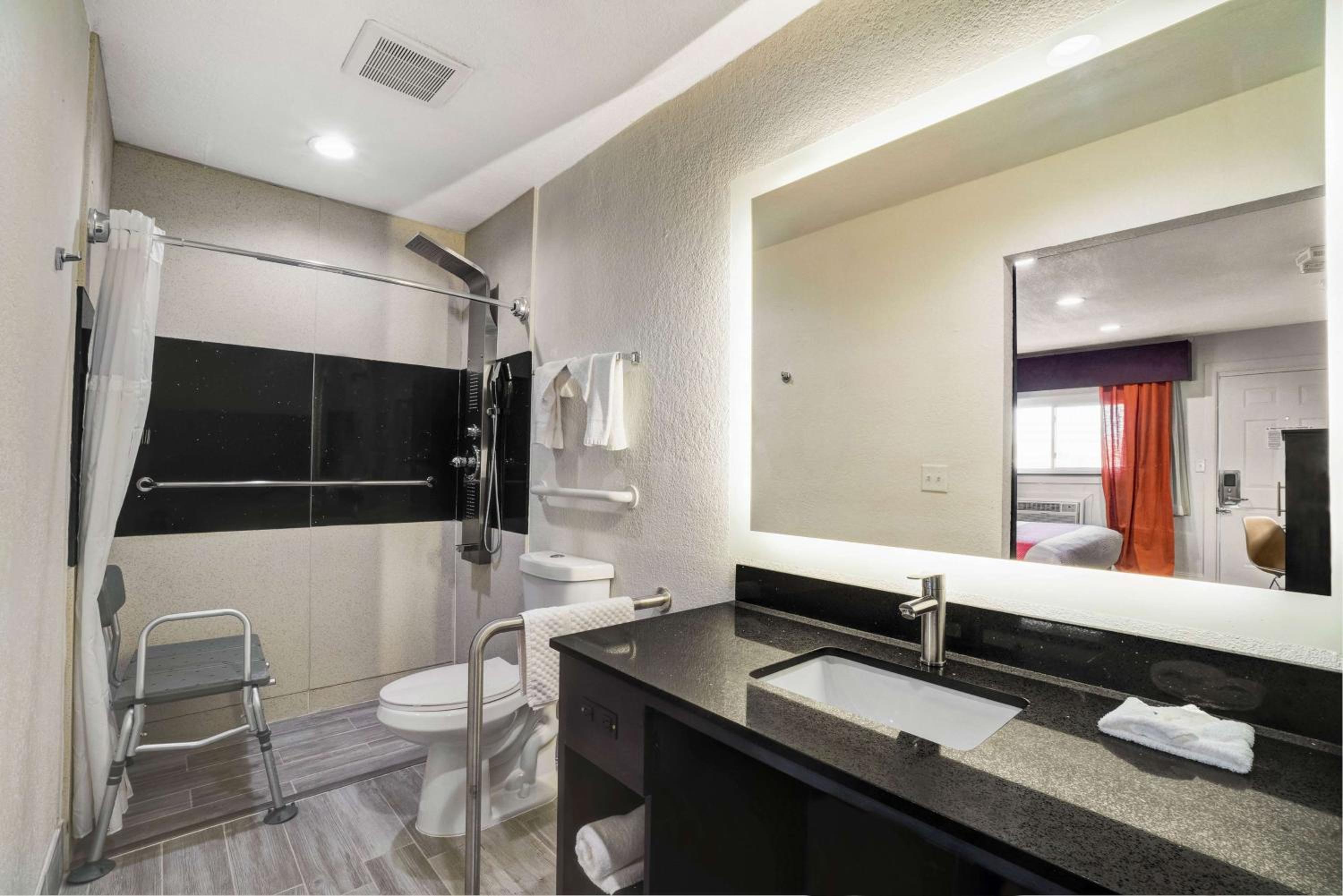 Queen Room with Two Queen Beds - Disability Access - Photo 9