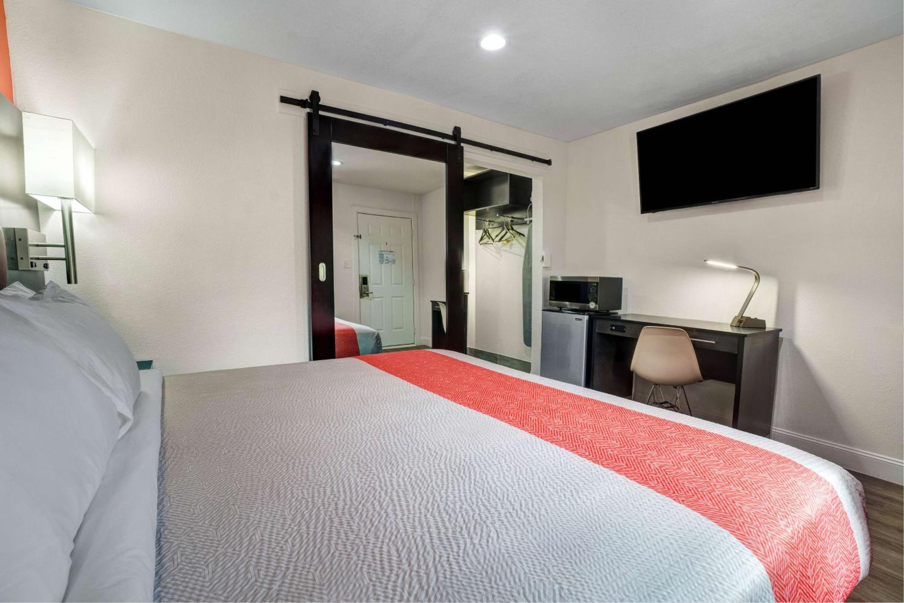 King Room - Disability Access - Non-Smoking - Photo 8