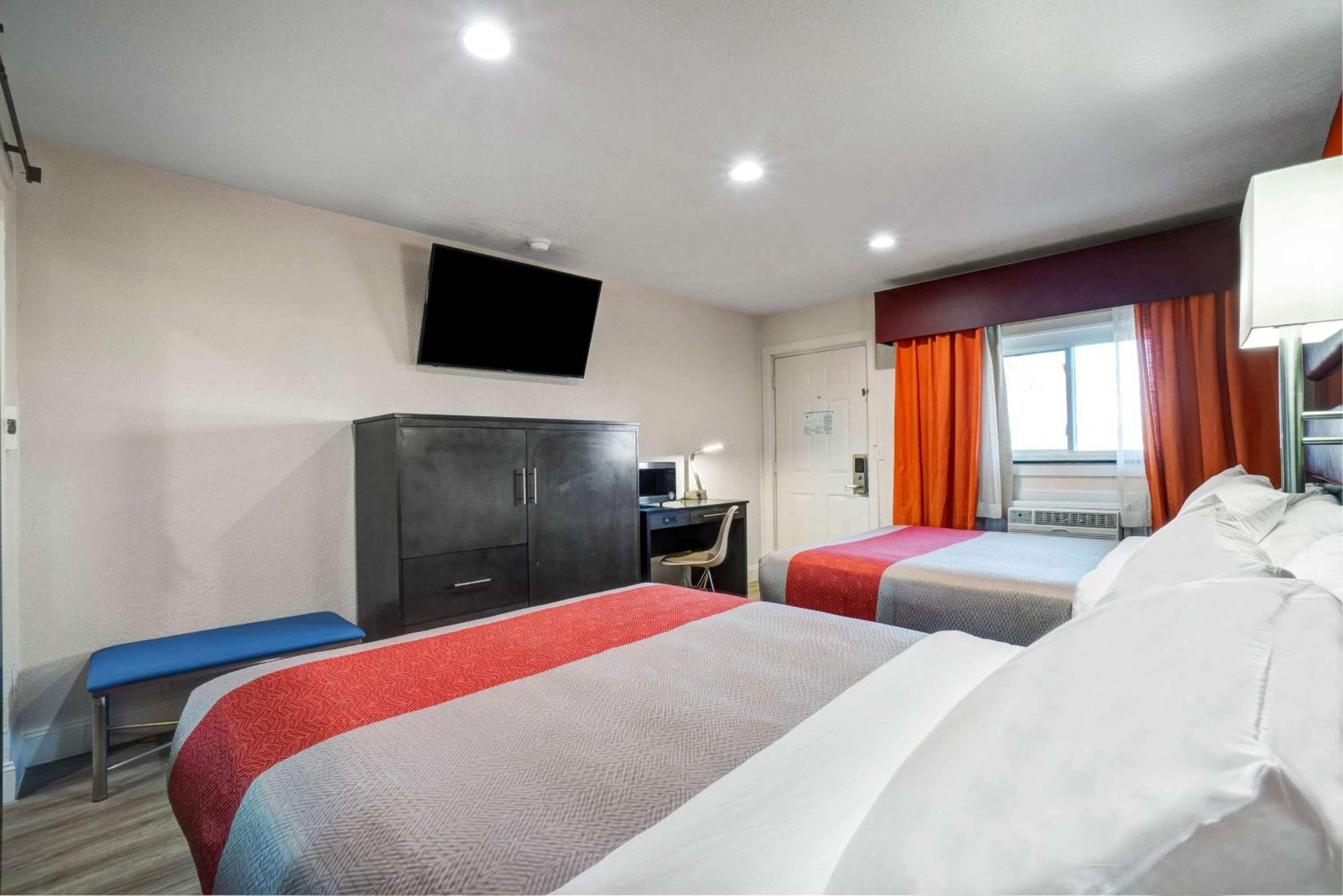 Queen Room with Two Queen Beds - Non-Smoking - Photo 5