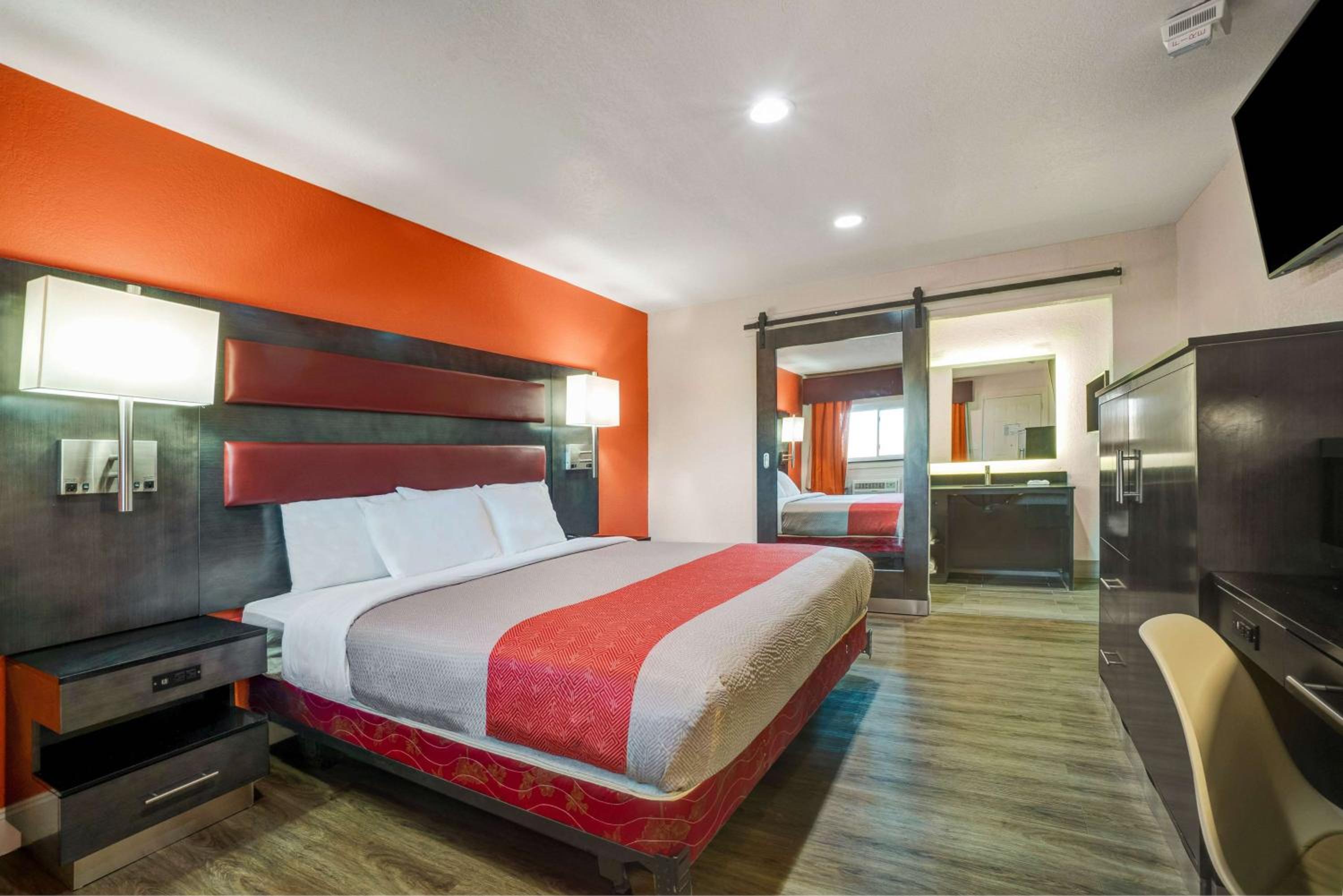 King Room - Non-Smoking - Photo 1