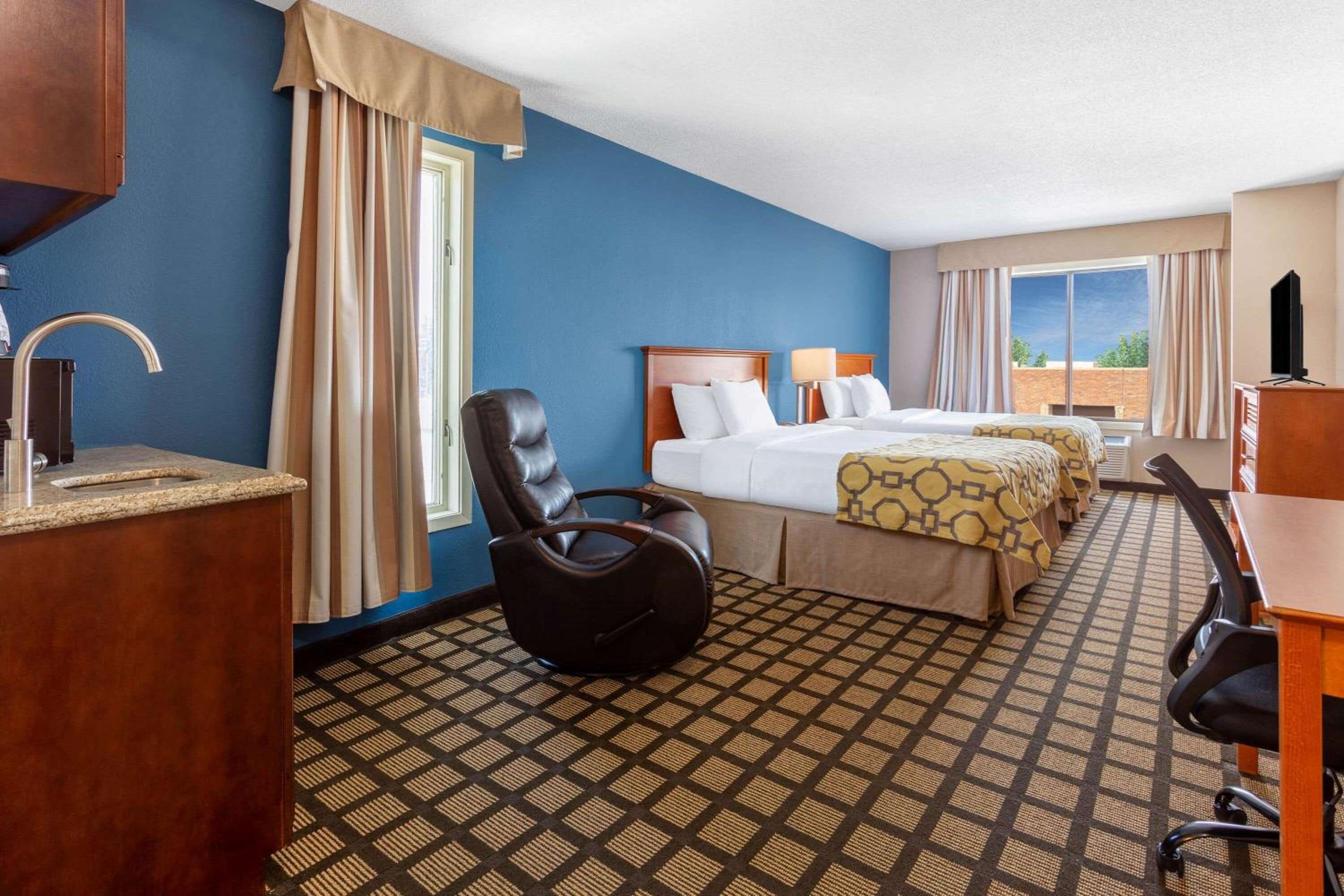 Deluxe Studio Suite with Two Queen Beds - Non-Smoking - Photo 3