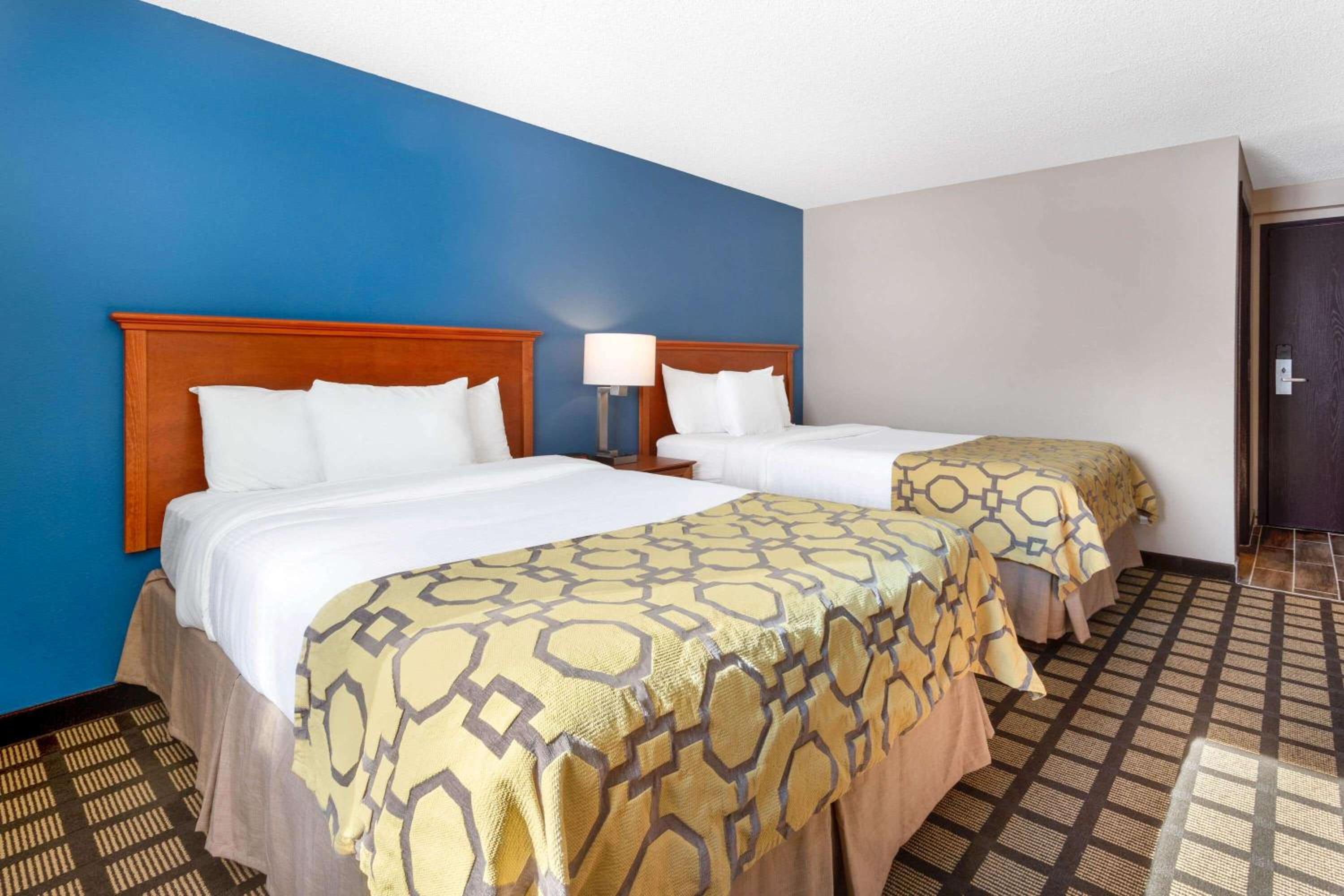 Deluxe Studio Suite with Two Queen Beds - Non-Smoking - Photo 6