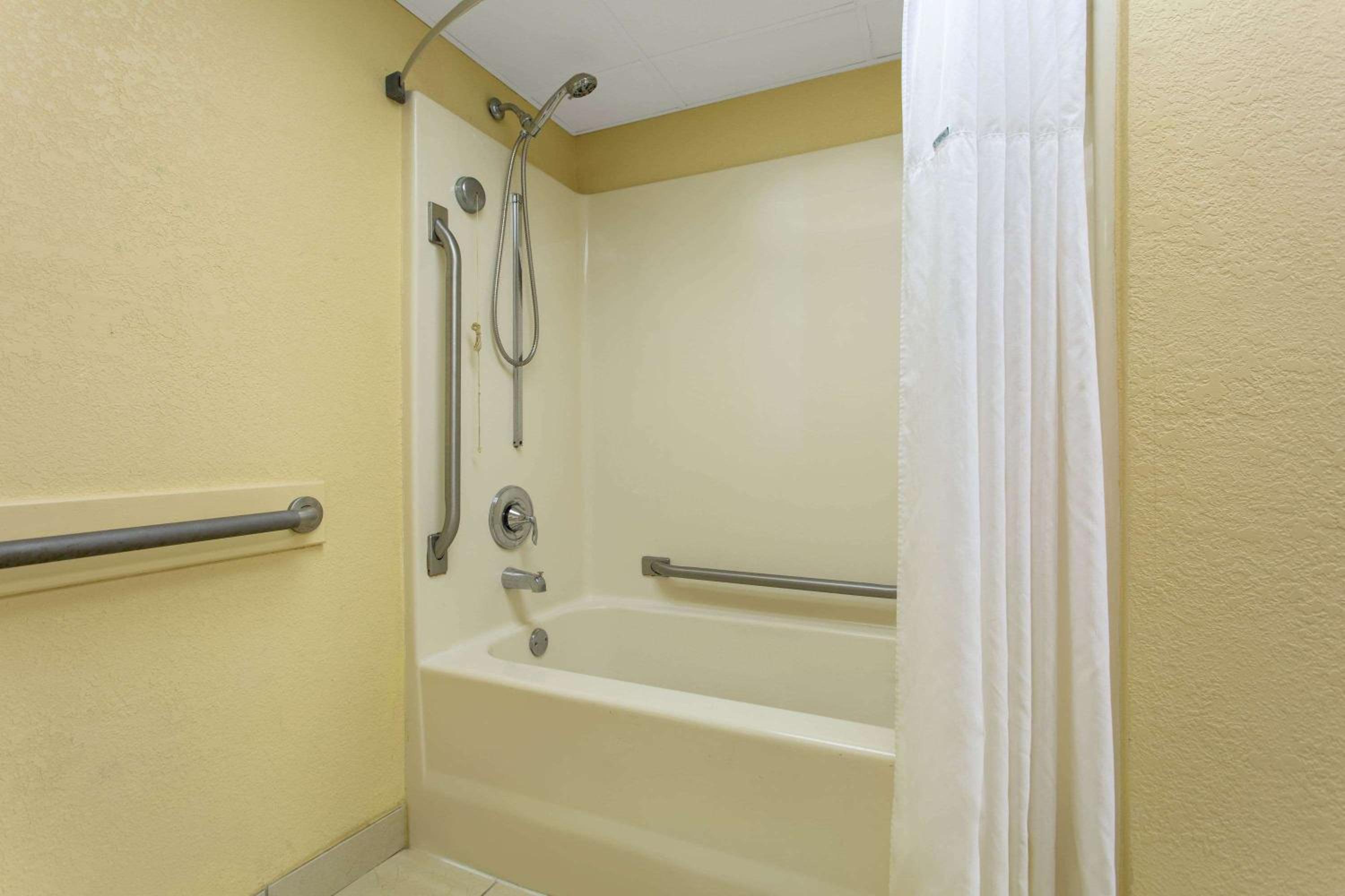Deluxe Double Room with Two Double Beds - Non-Smoking - Photo 1
