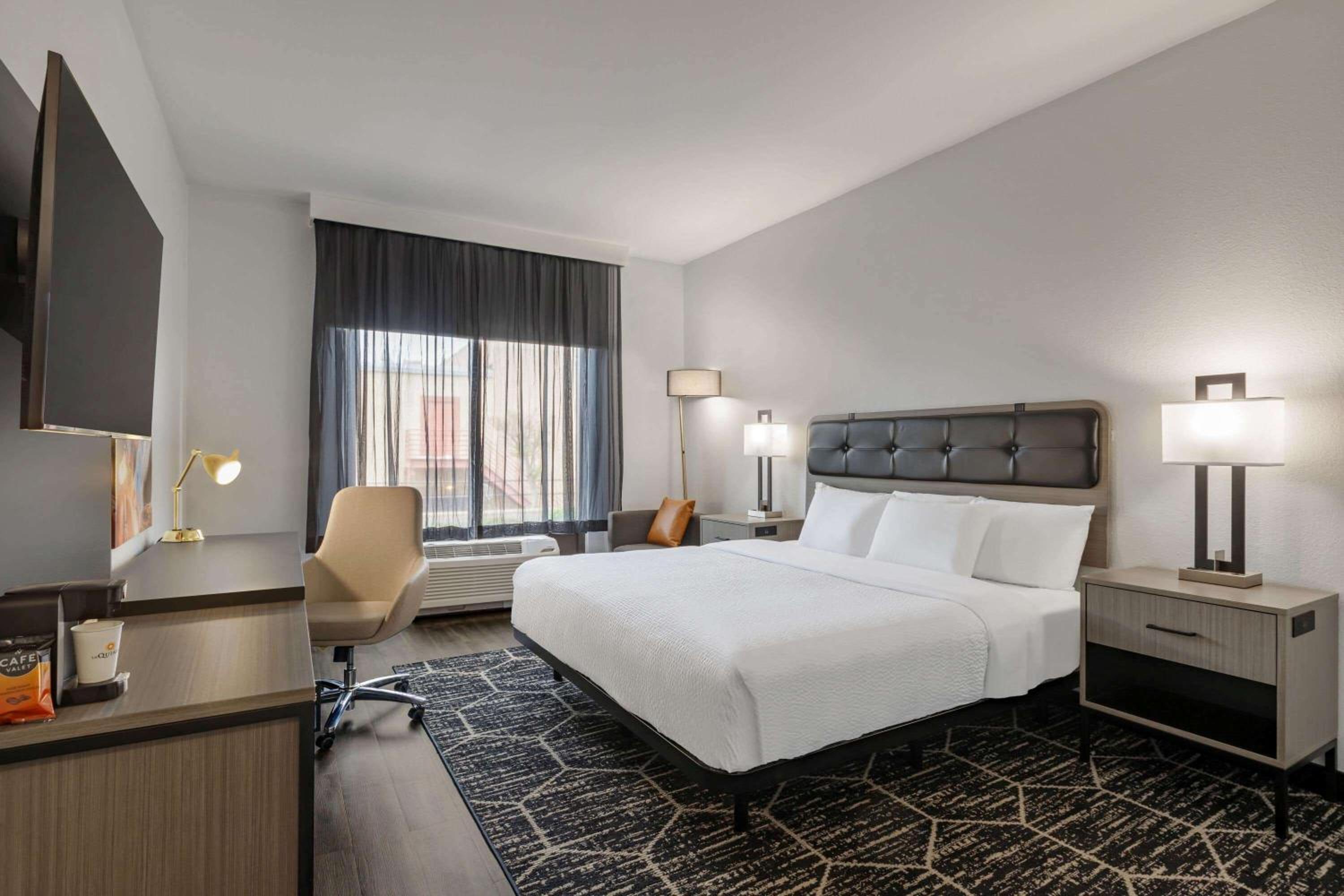 Deluxe King Room - Photo 1