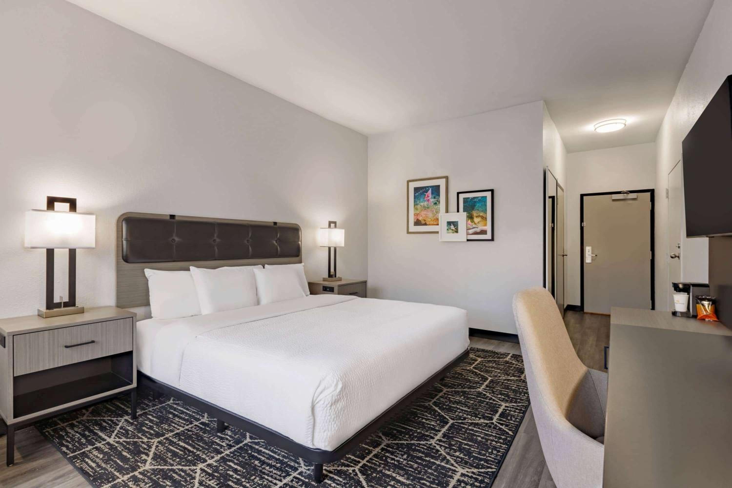 1 King Bed, Mobiltiy Accessible Room, Bathtub w/ Grab Bars, Non-Smoking - Photo 1