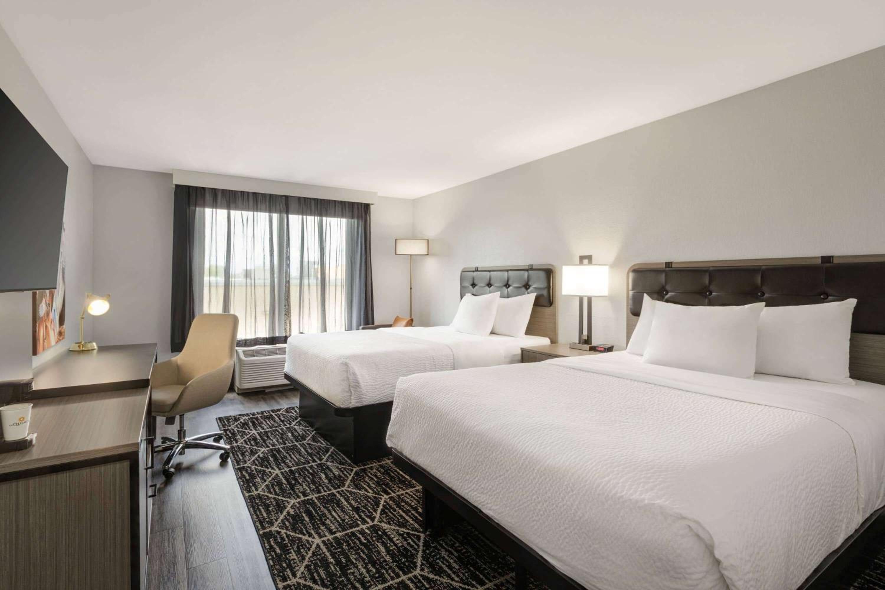Queen Room with Two Queen Beds - Non-Smoking - Photo 4