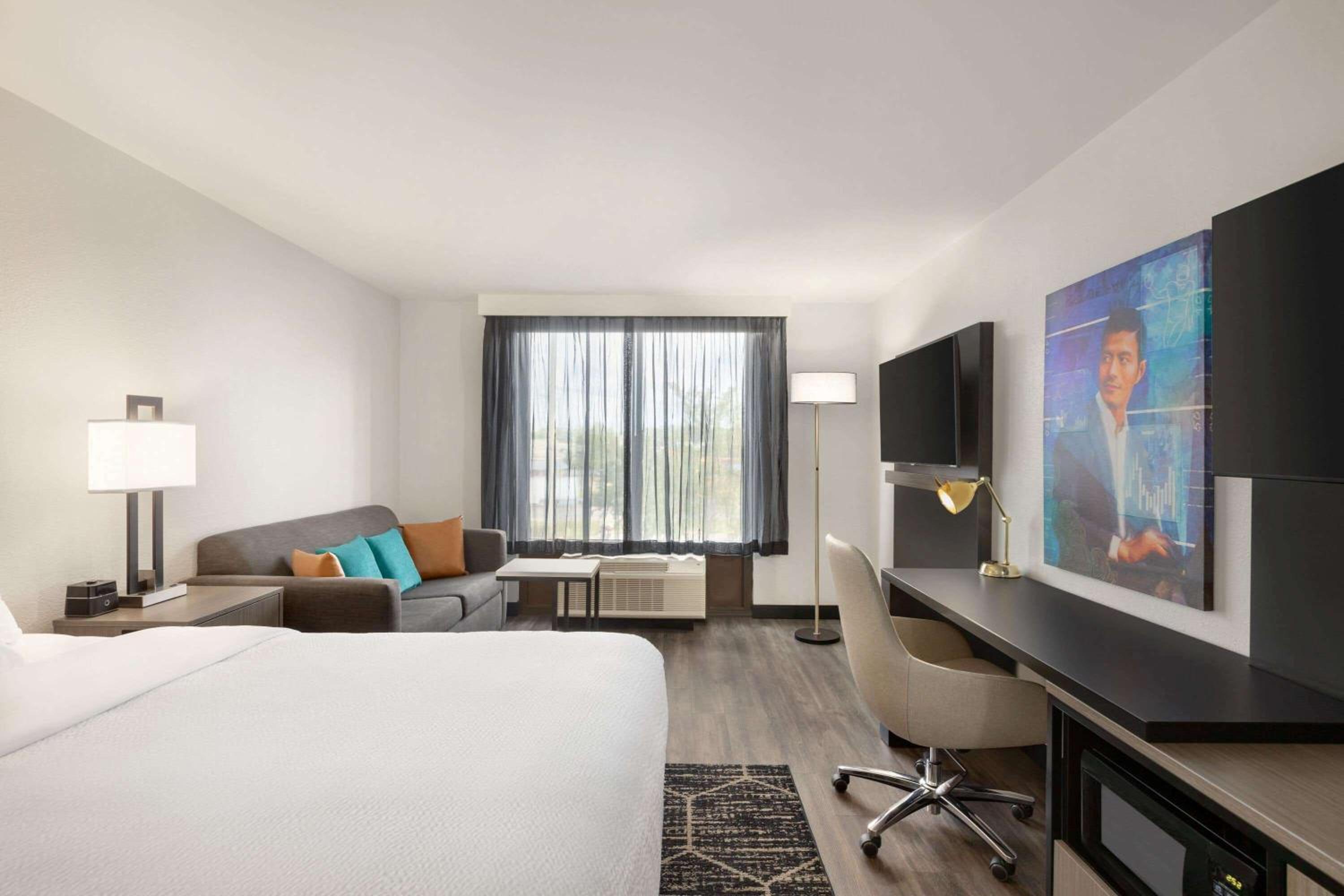 Deluxe King Room - Non-Smoking - Photo 1