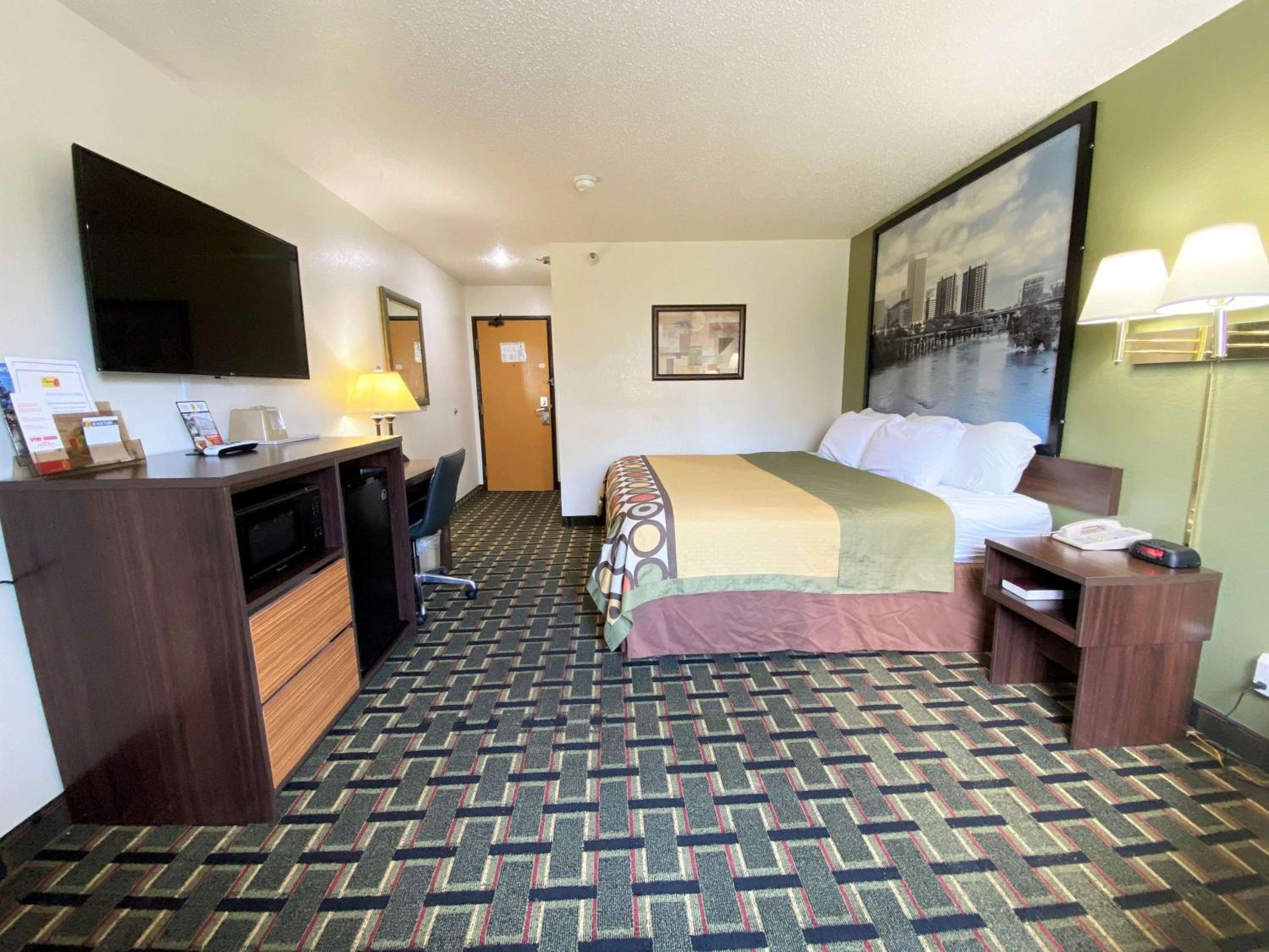 King Room - Non-Smoking - Photo 4