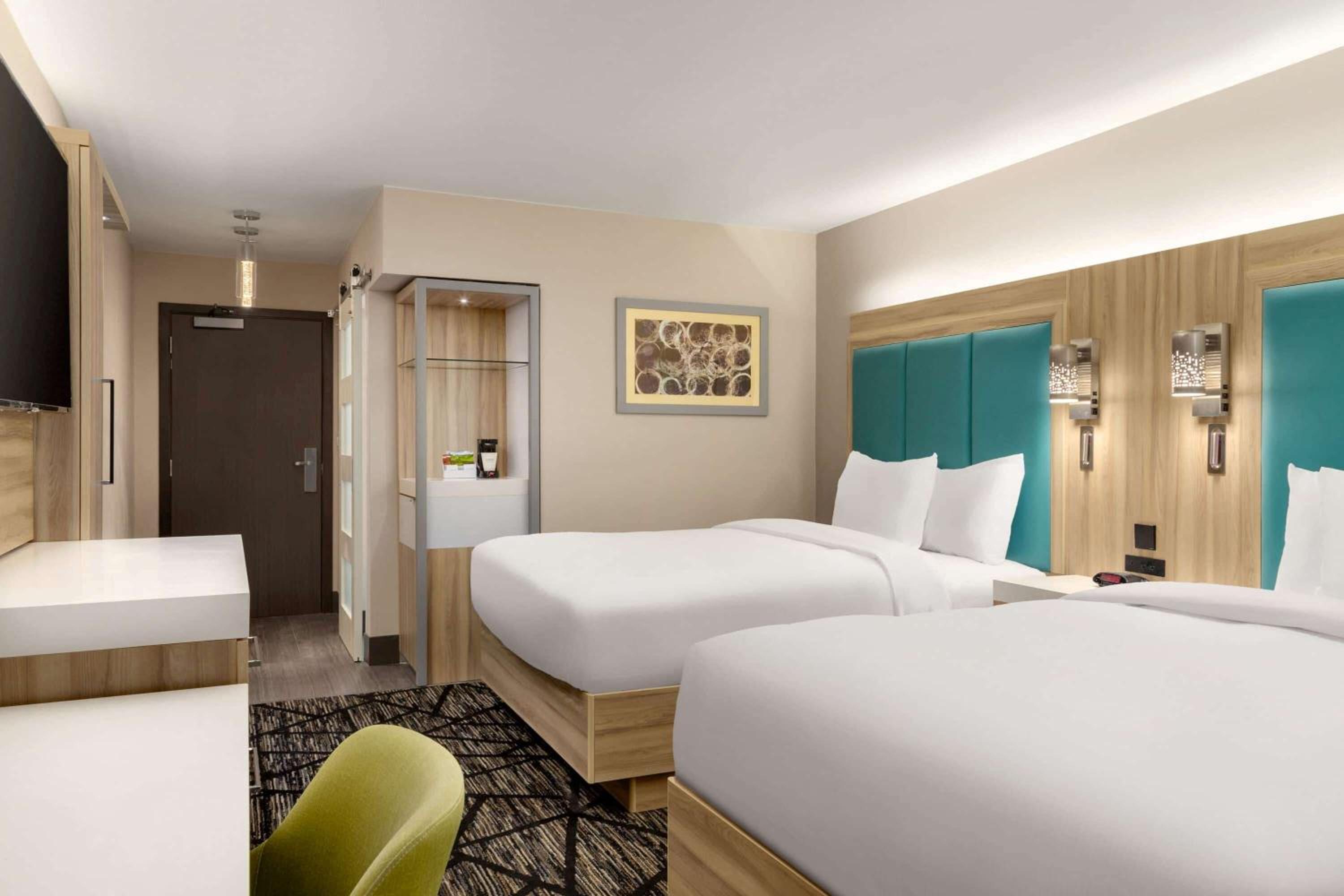 Queen Room with Two Queen Beds - Non-Smoking photo 2