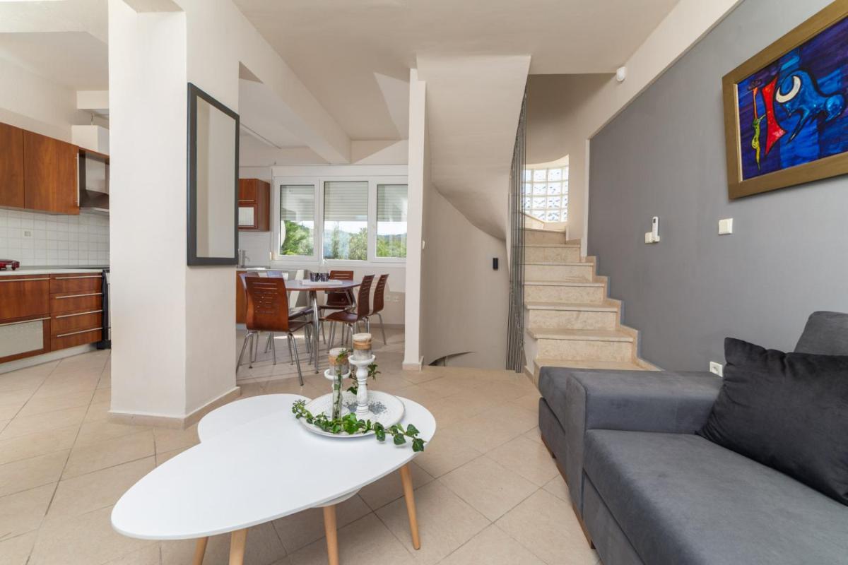Three-Bedroom House photo 2