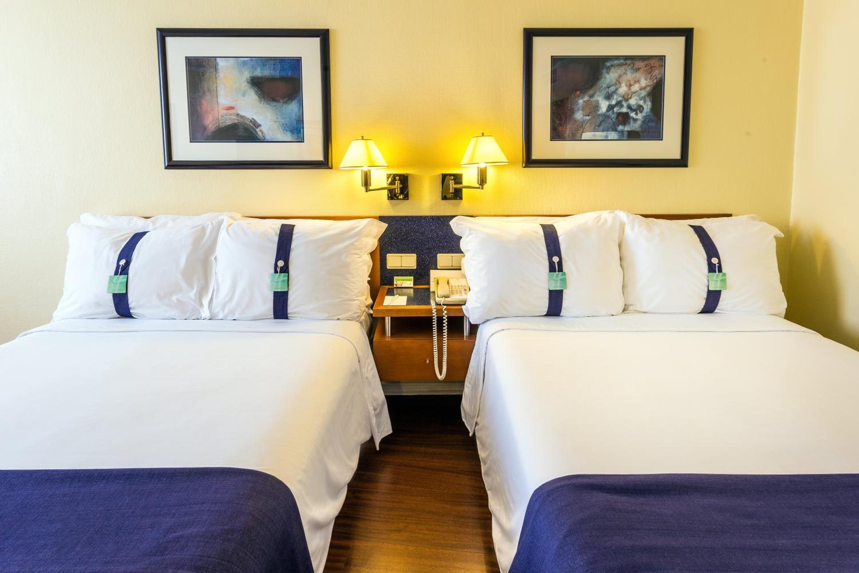 Twin Room with Two Double Beds - Smoking - Photo 5