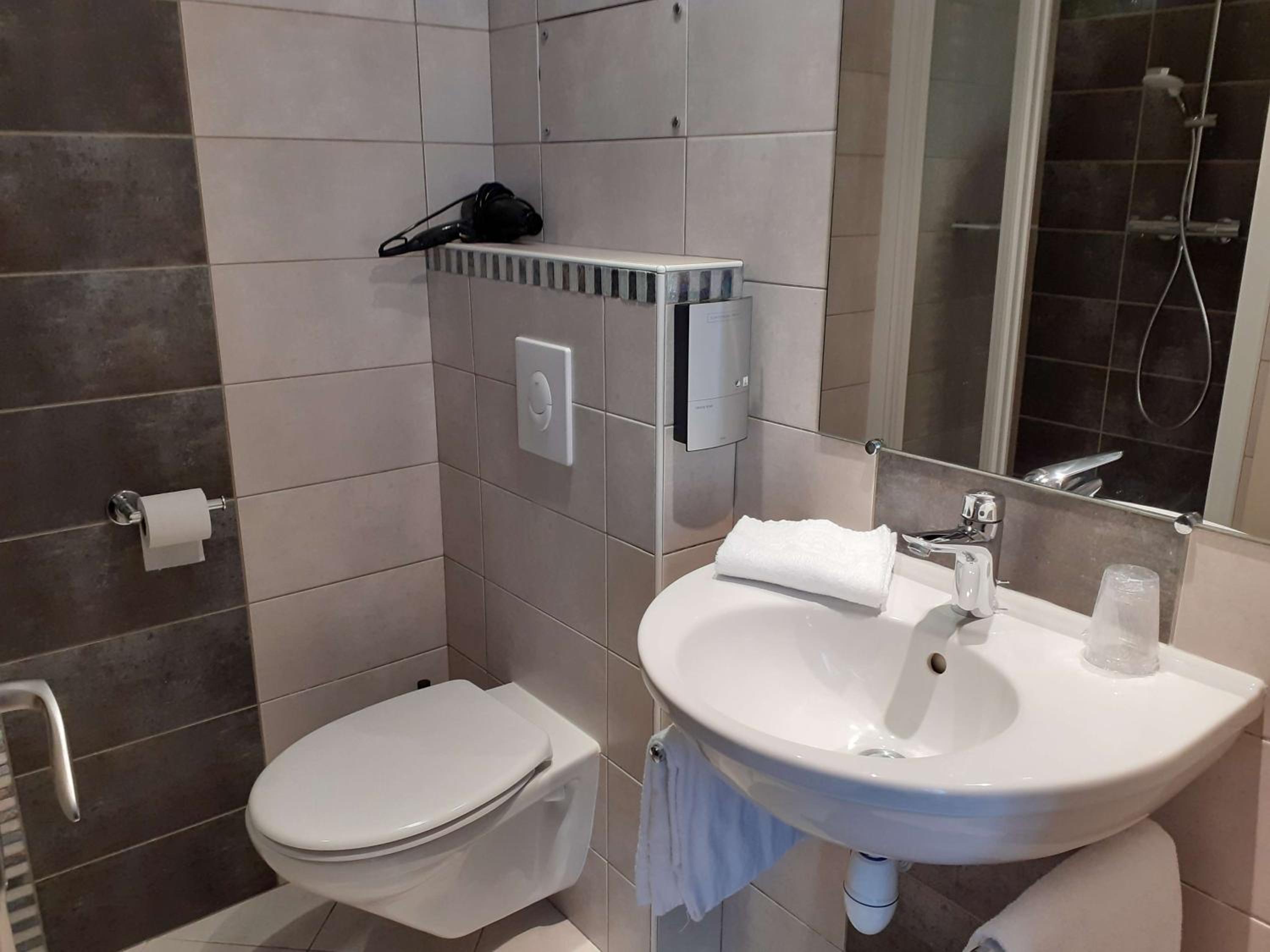 Standard Double Room with River View - Photo 5
