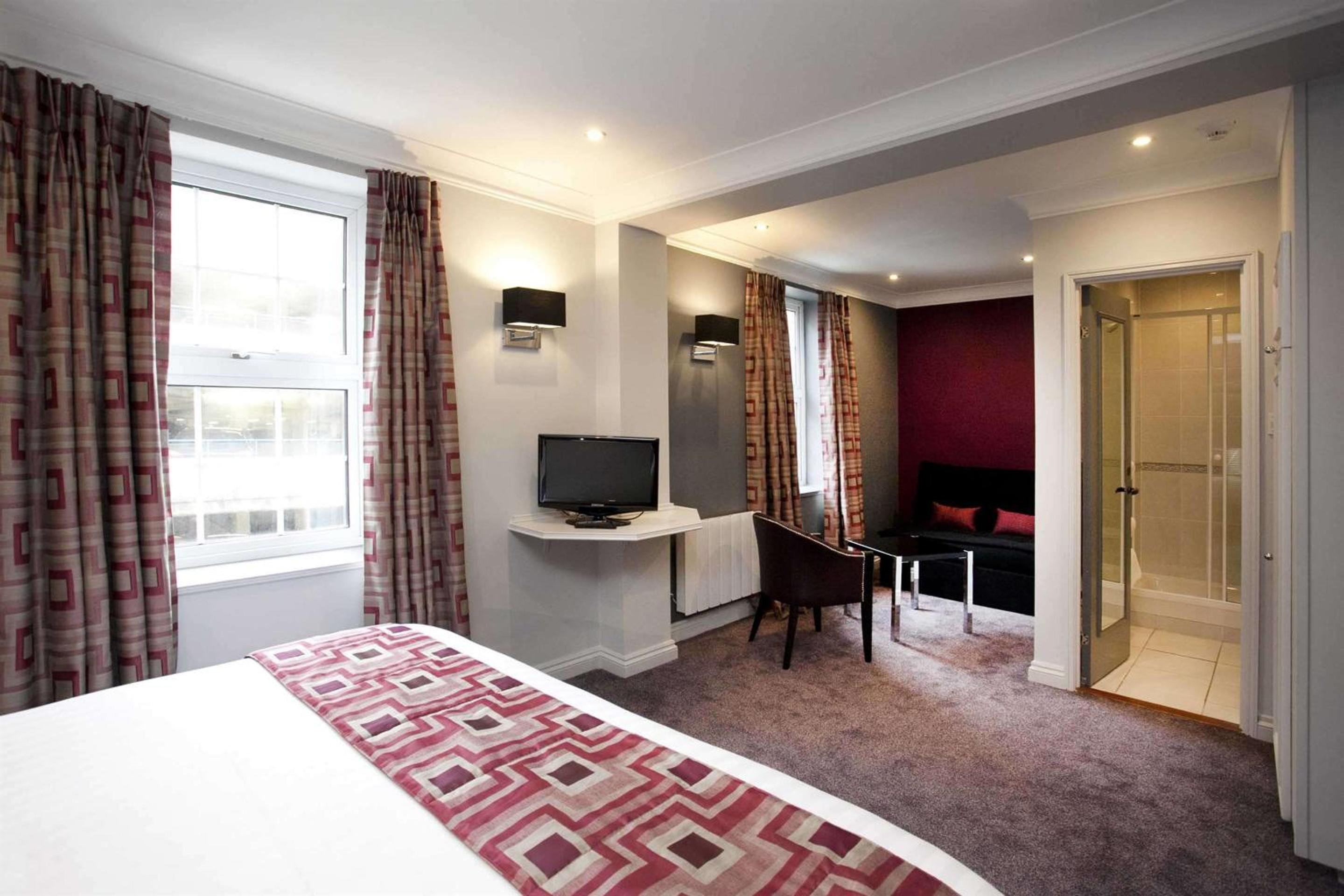 Executive King Room with Sofa Bed - Non-Smoking - Photo 2