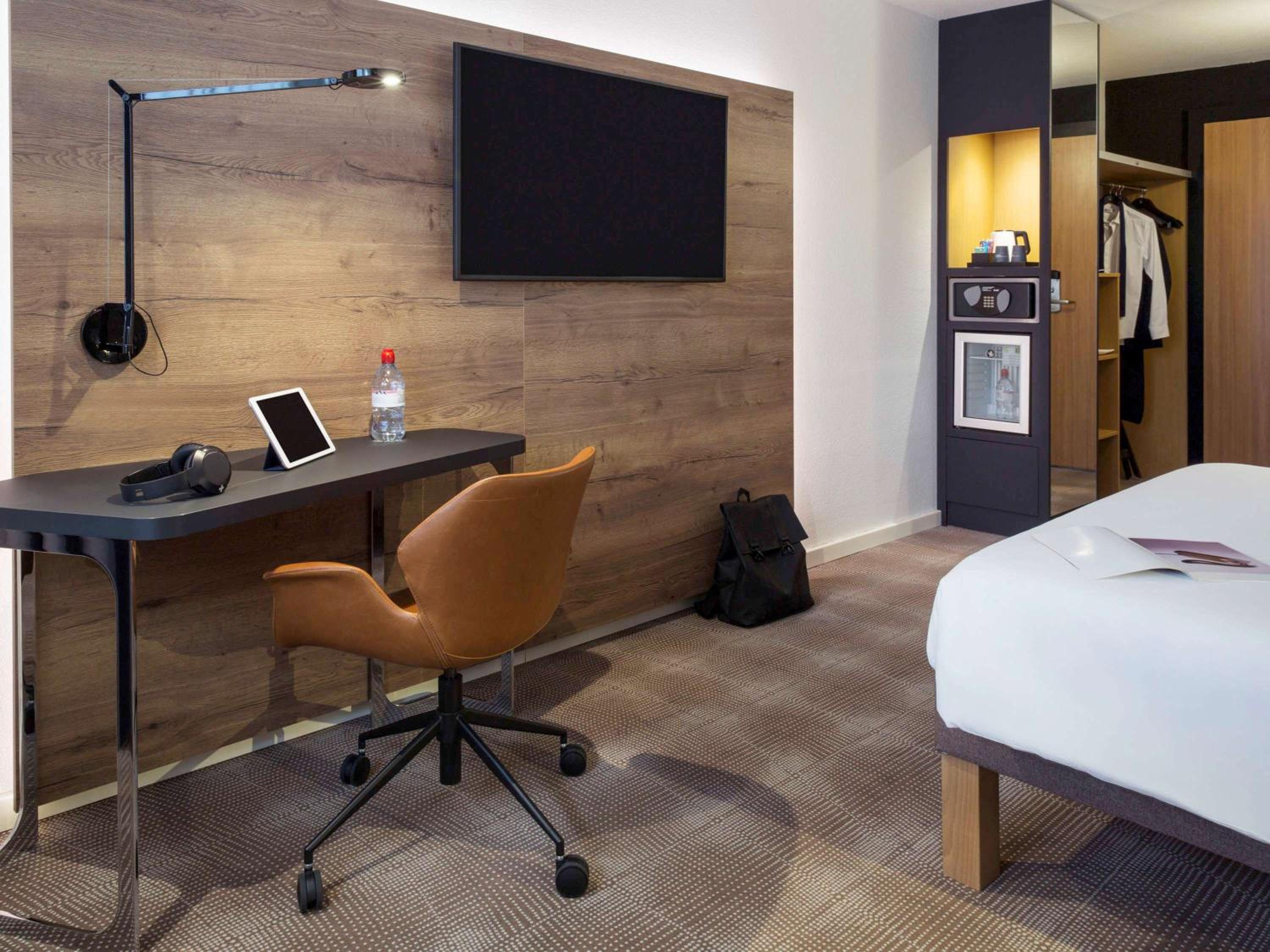 MyRoom by Nicolas & Joao: Rock N'Room / Executi ve Business Room