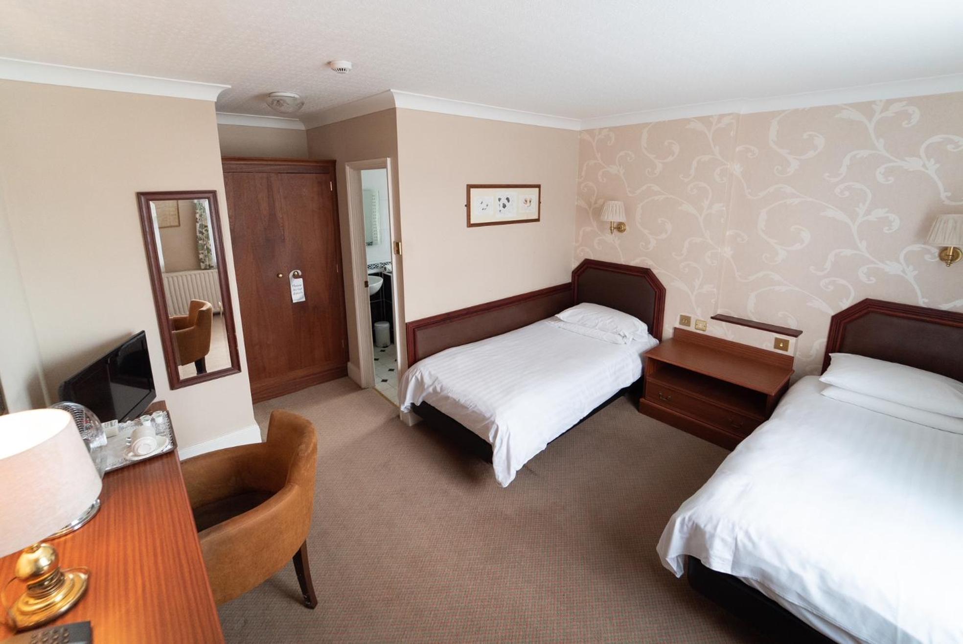Twin Room with Private Bathroom - Photo 5