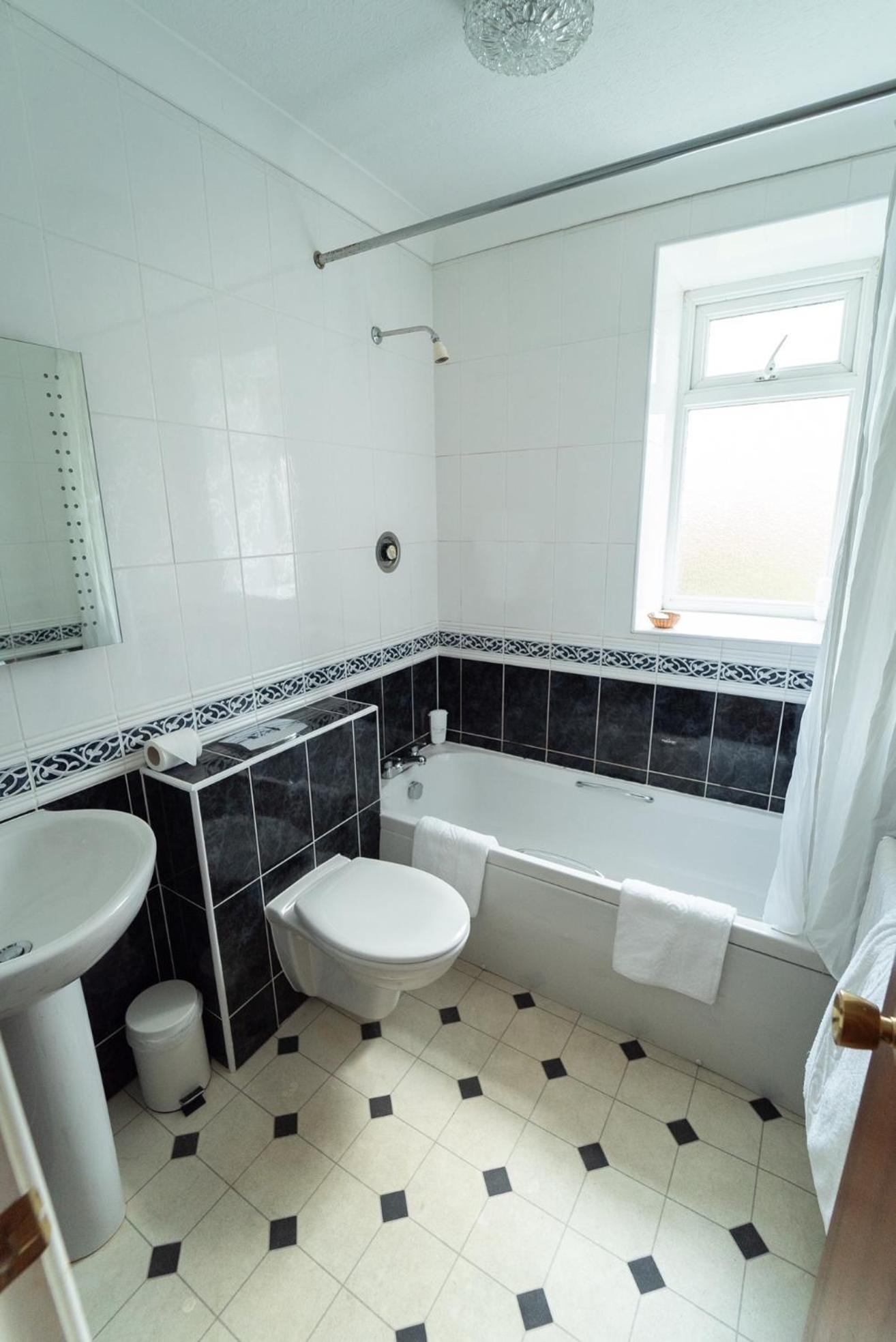 Twin Room with Private Bathroom - Photo 2