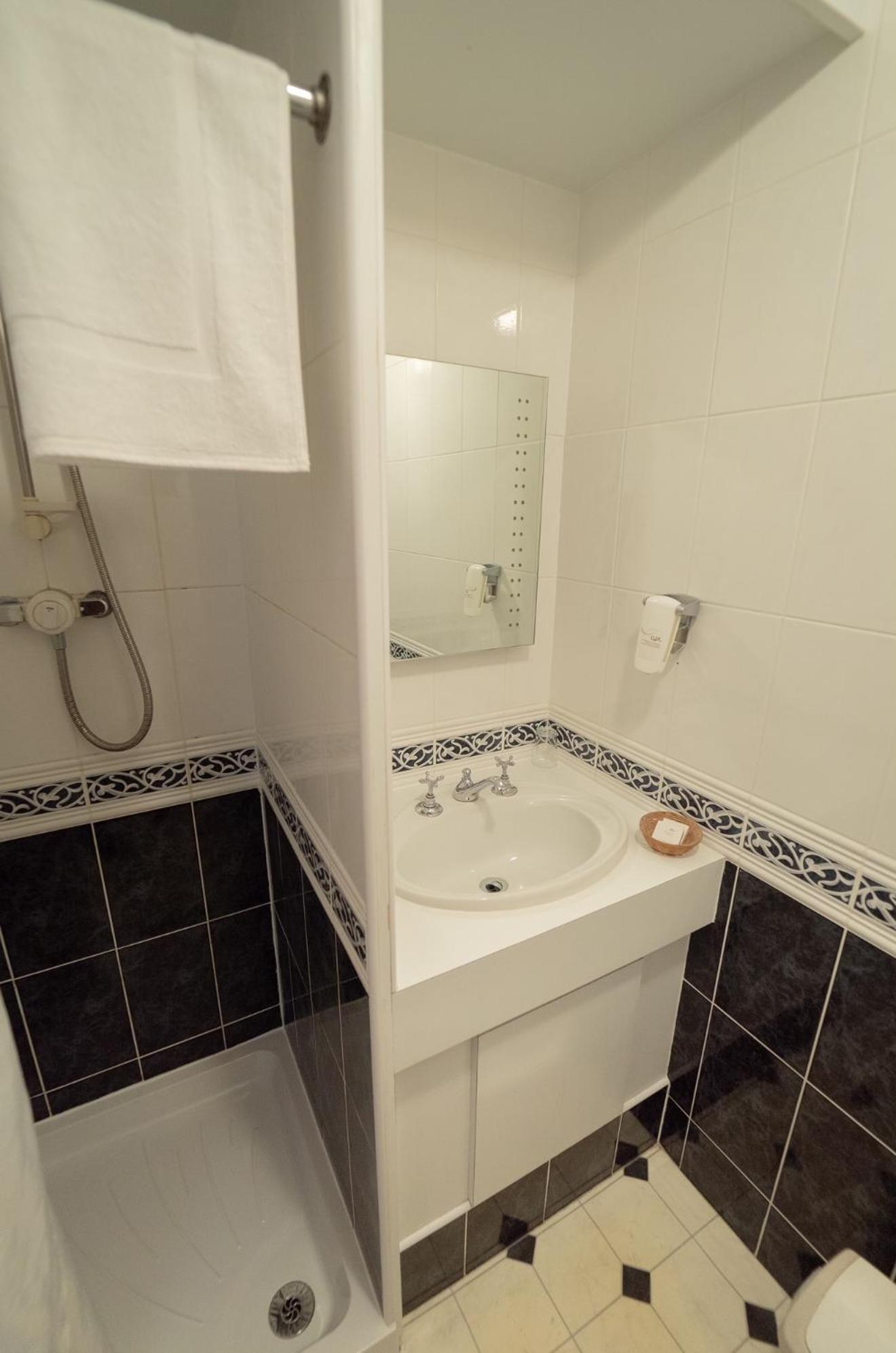 Twin Room with Private Bathroom - Photo 4