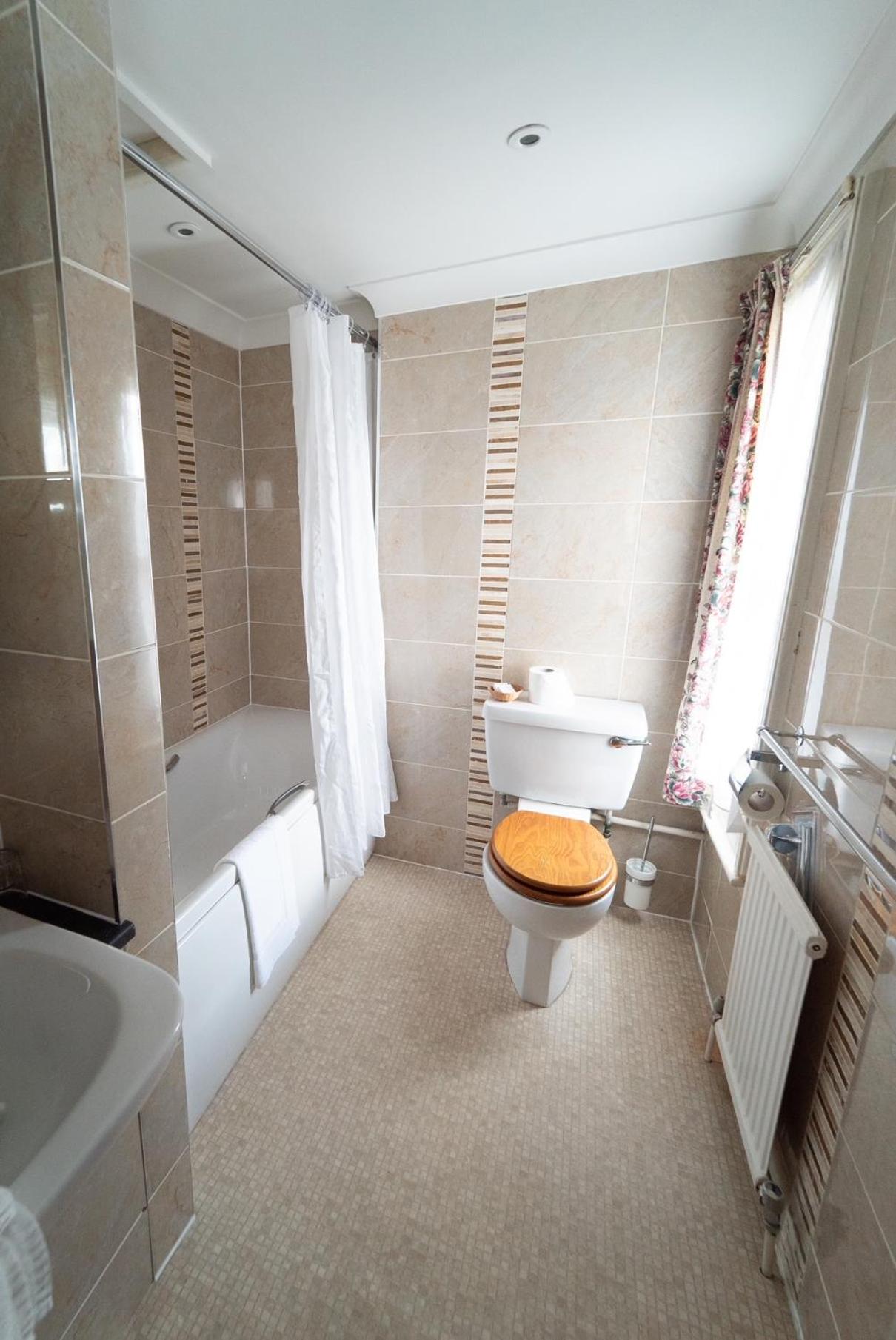 Double Room with Private Bathroom - Photo 4