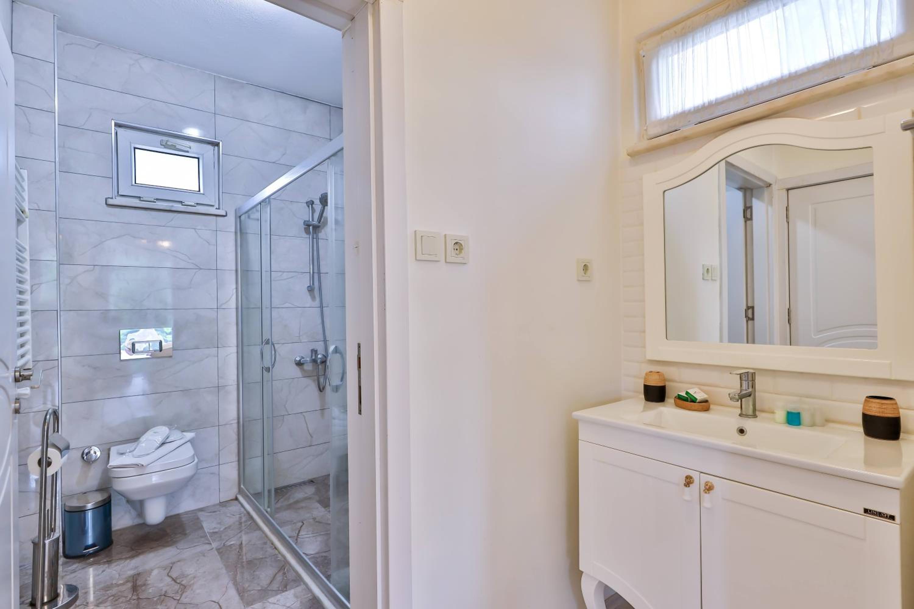 Deluxe Room with Hot Tub and Fireplace photo 2