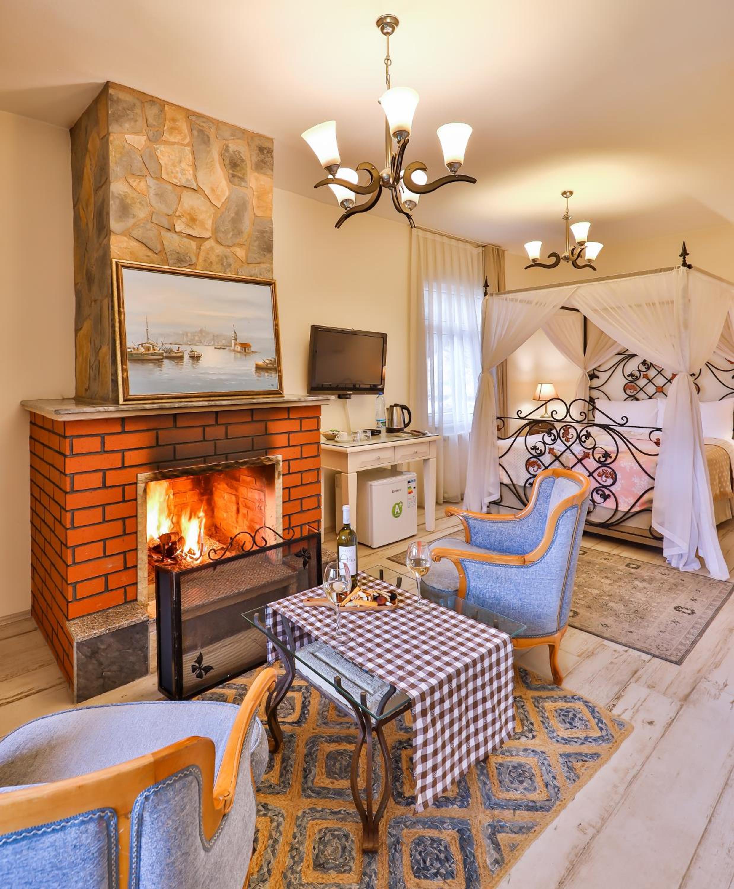 Deluxe Room with Hot Tub and Fireplace photo 1
