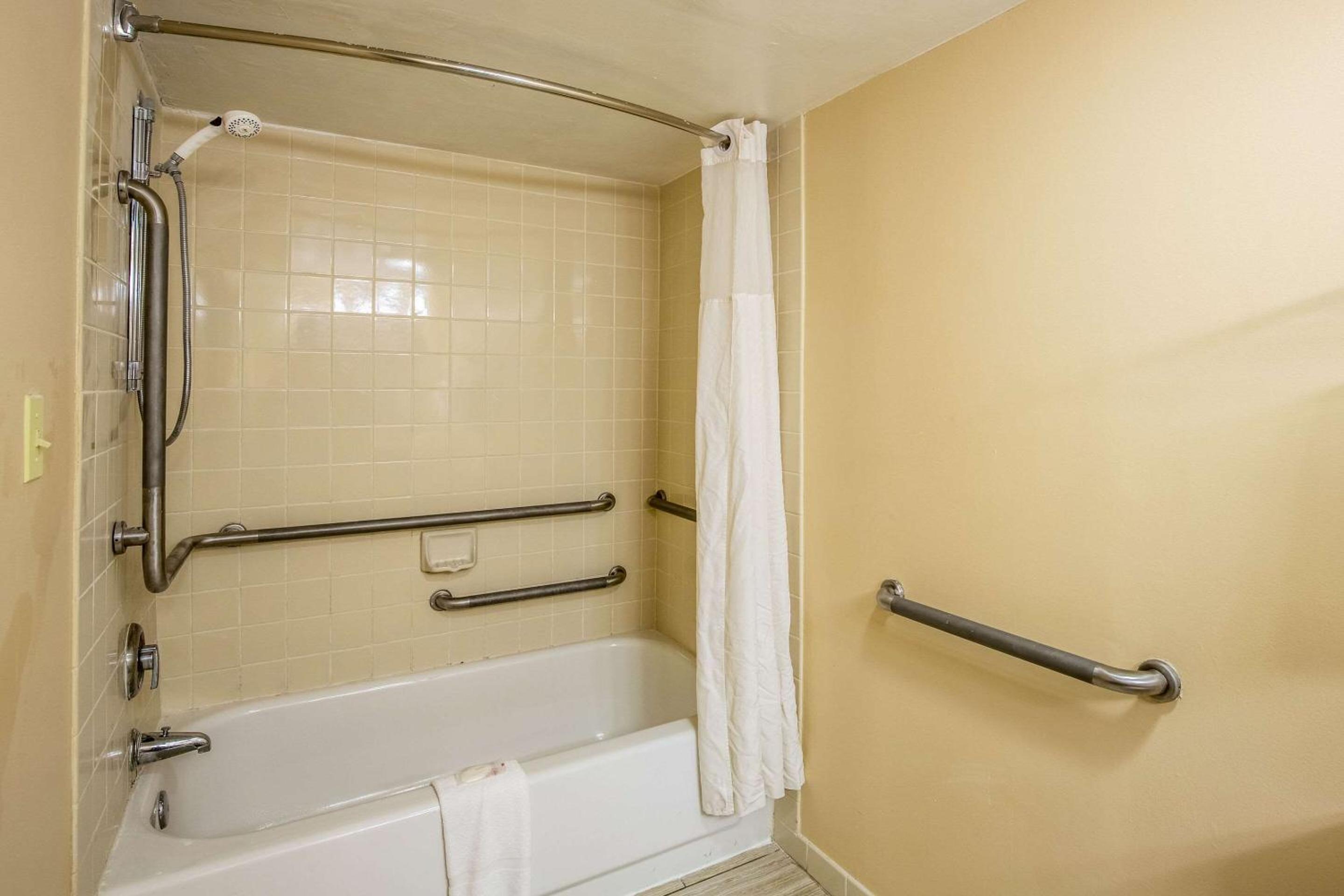 Standard King - Accessible/Non-Smoking - Photo 2